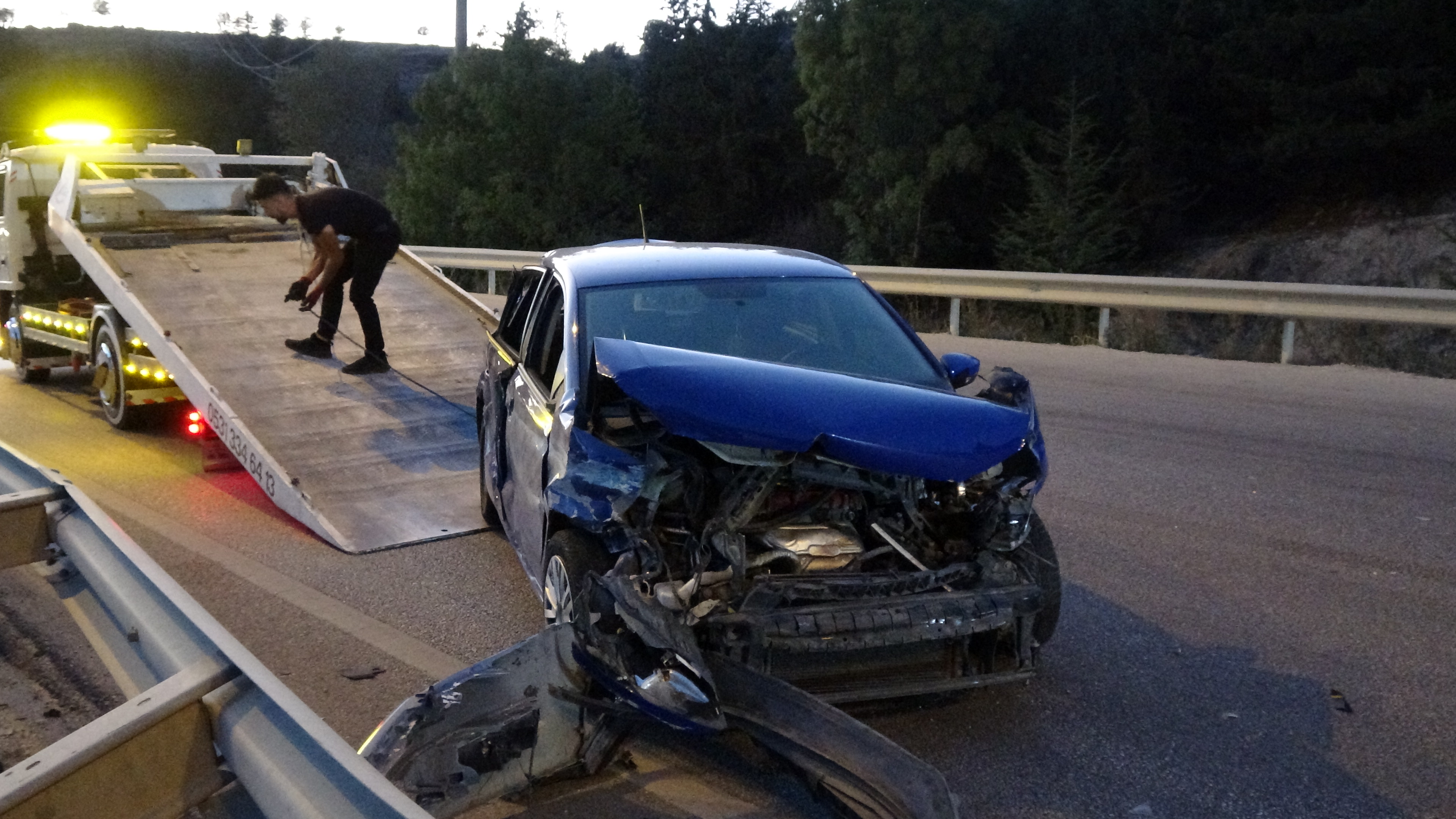 Bariyerlere ve traktöre çarpan otomobildeki 5 kişi yaralandı