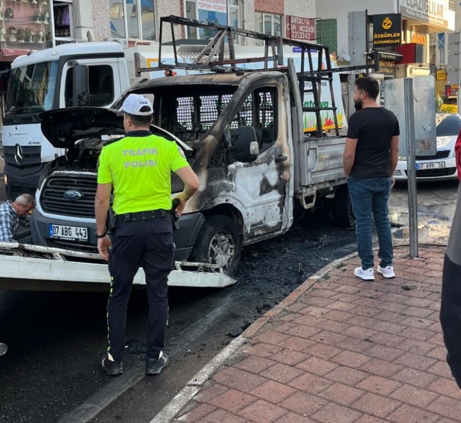 Cam Yüklü Kamyonet Alev Alev Yandı Panik Ve Maddi Hasar (4)