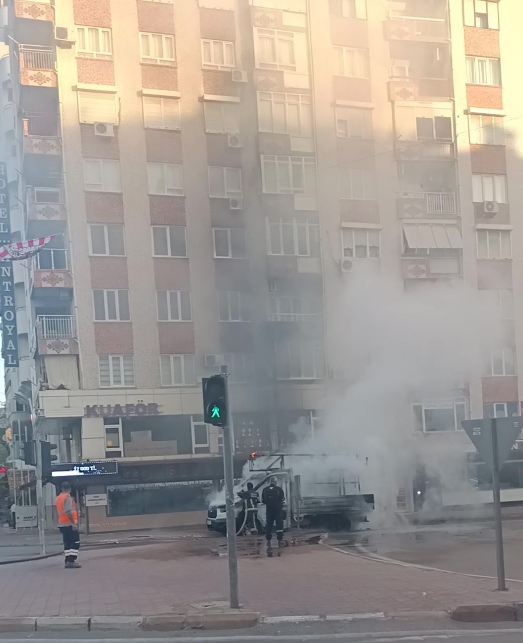 Cam Yüklü Kamyonet Alev Alev Yandı Panik Ve Maddi Hasar (5)