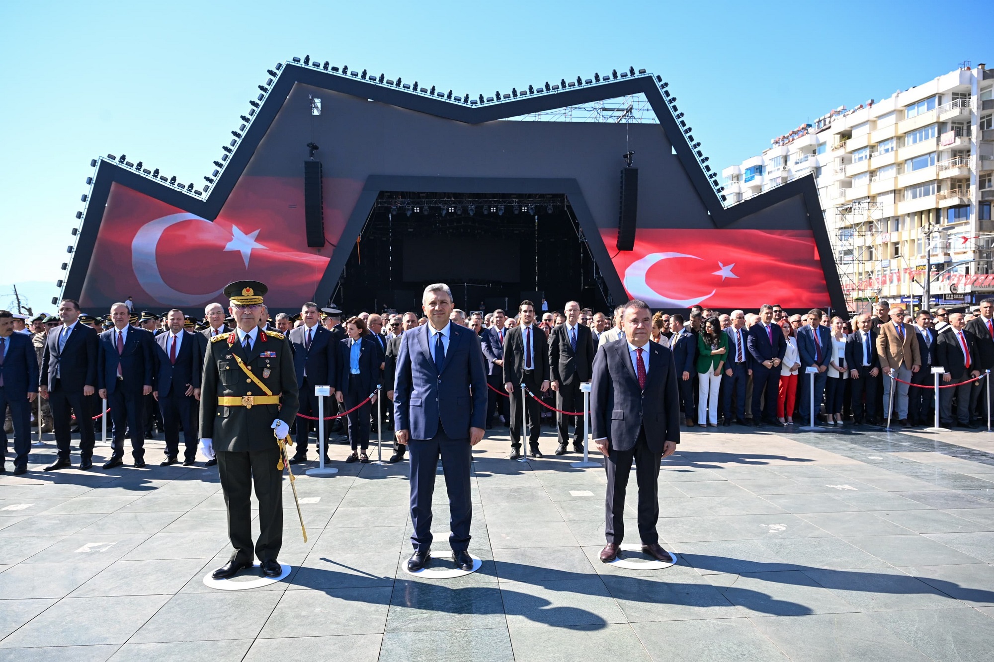 Cumhuriyet'in 101. Yılı Çelenk Sunumuyla Kutlamalar Başladı