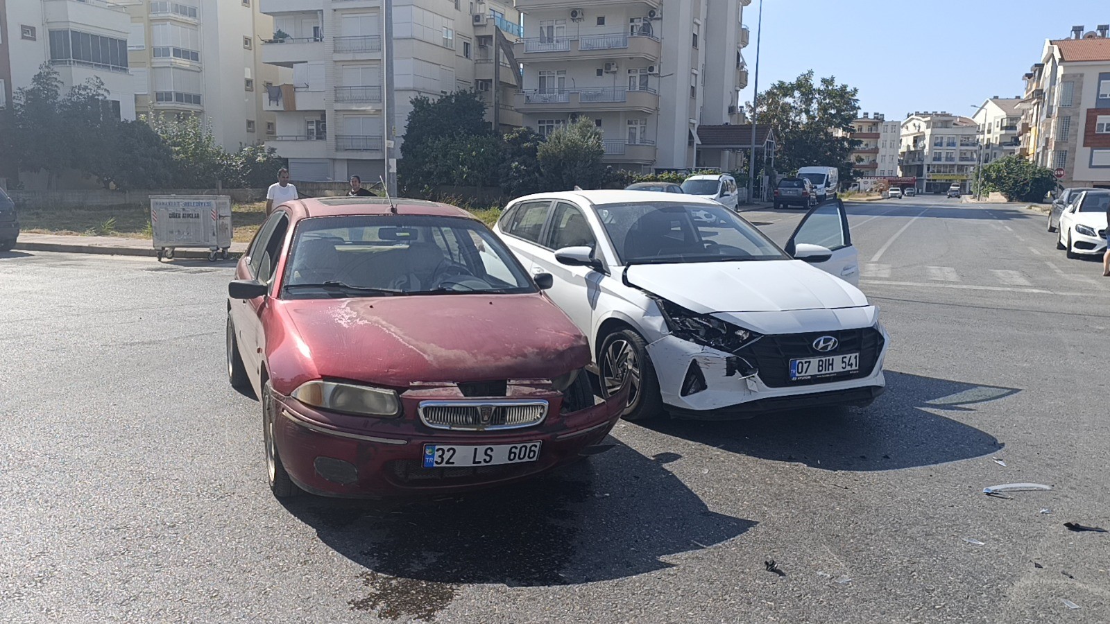 İki Otomobil Çarpıştı, Fenalaşan Sürücü Hastaneye Kaldırıldı (3)