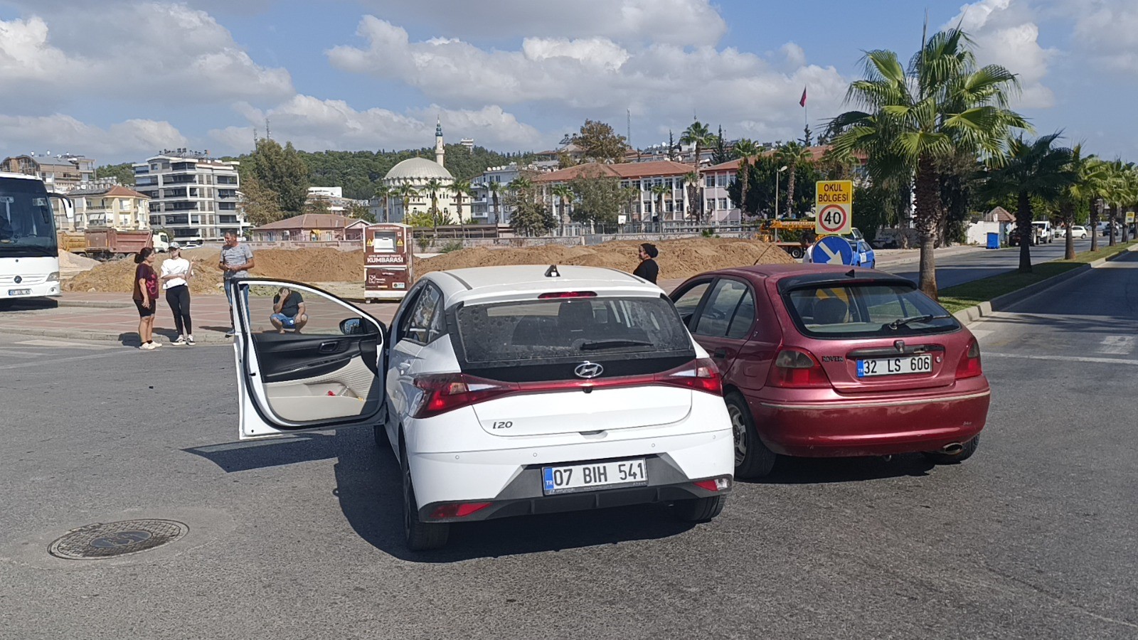 İki Otomobil Çarpıştı, Fenalaşan Sürücü Hastaneye Kaldırıldı (4)