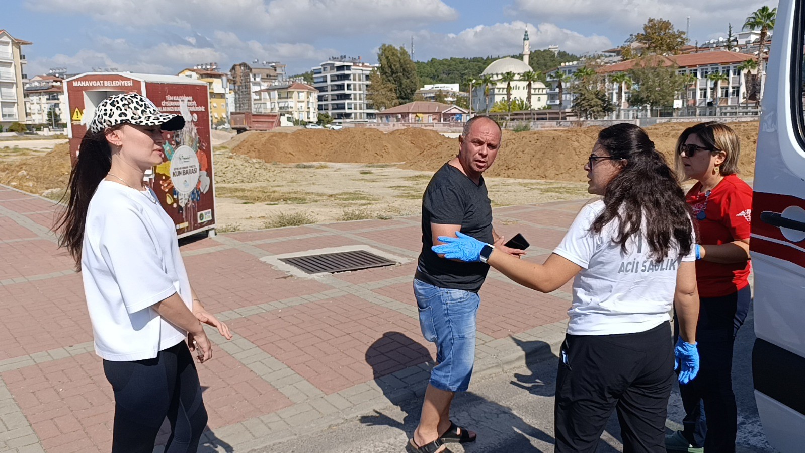 İki Otomobil Çarpıştı, Fenalaşan Sürücü Hastaneye Kaldırıldı (5)