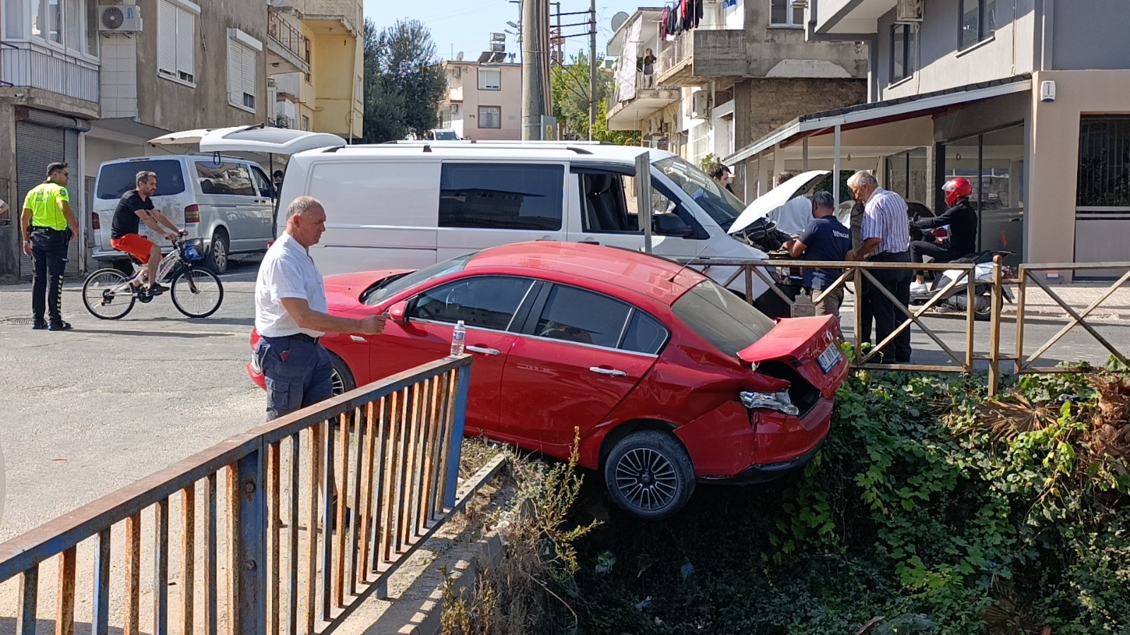 İrlandalı Sürücünün Otomobili Sulama Kanalı Üstünde Asılı Kaldı (2)