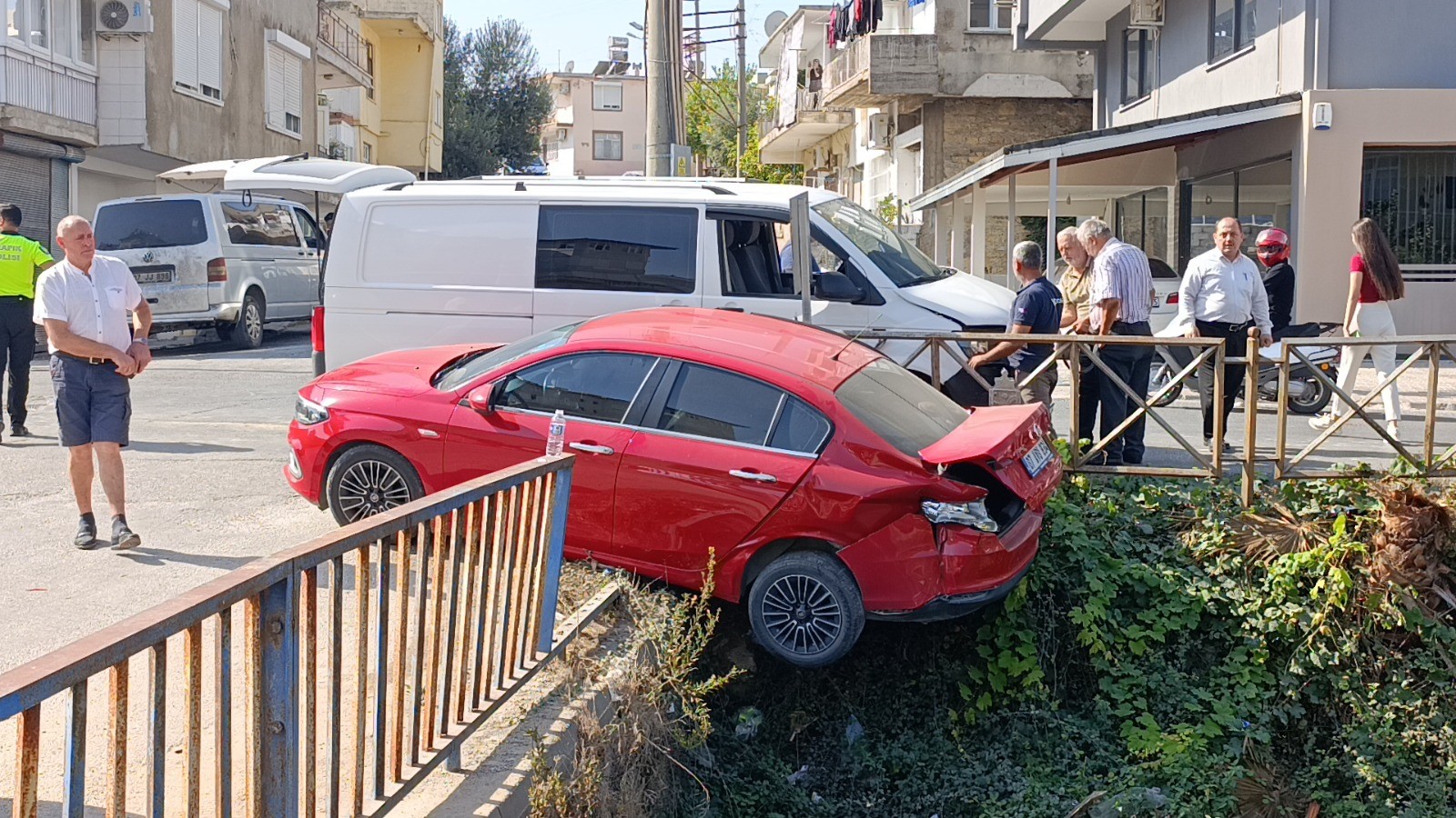 İrlandalı Sürücünün Otomobili Sulama Kanalı Üstünde Asılı Kaldı (3)