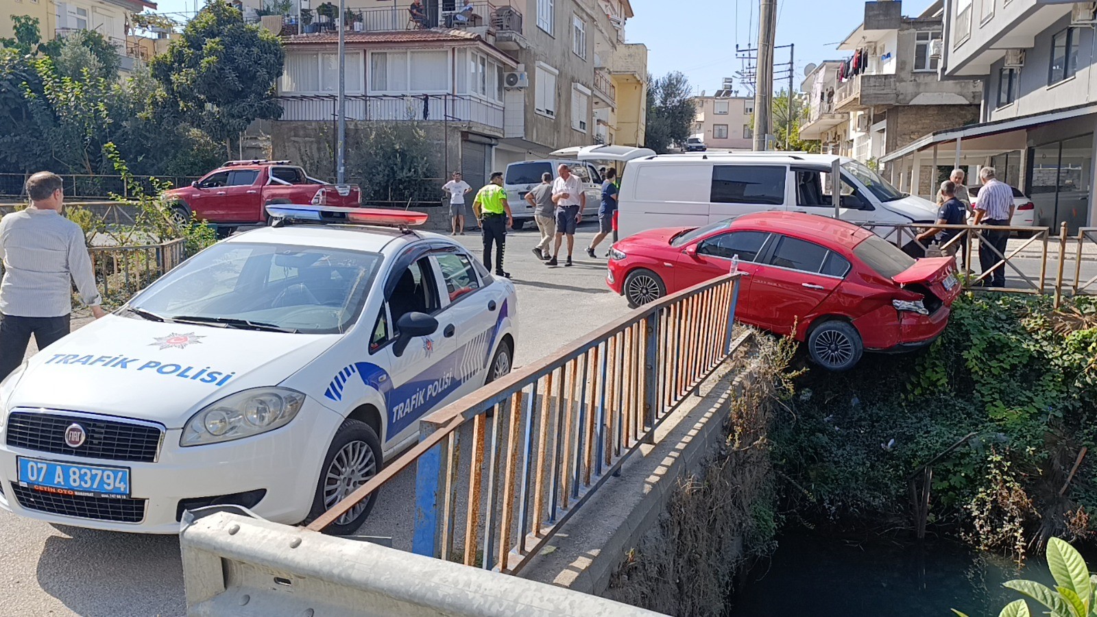 İrlandalı Sürücünün Otomobili Sulama Kanalı Üstünde Asılı Kaldı (4)