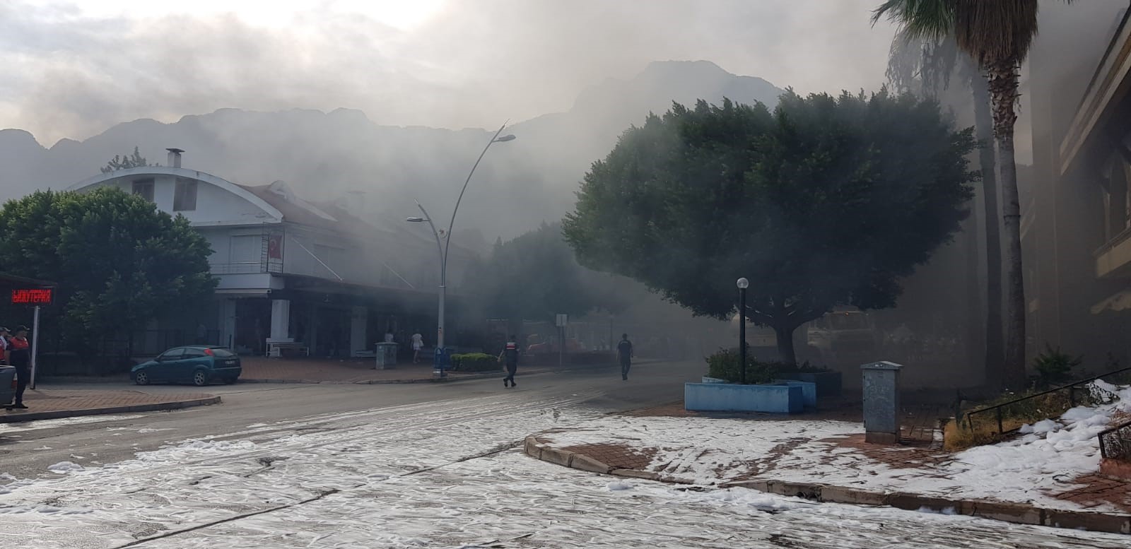 İş Yerinden Yükselen Yangın Palmiyelere Sıçradı, Korku Dolu Anlar Yaşandı (3)