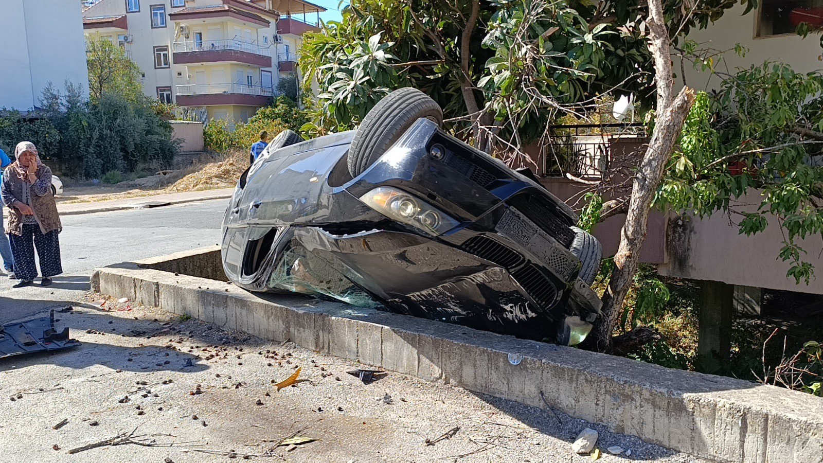 İstinat Duvarına Çarpan Araç Bahçede Ters Döndü (2)