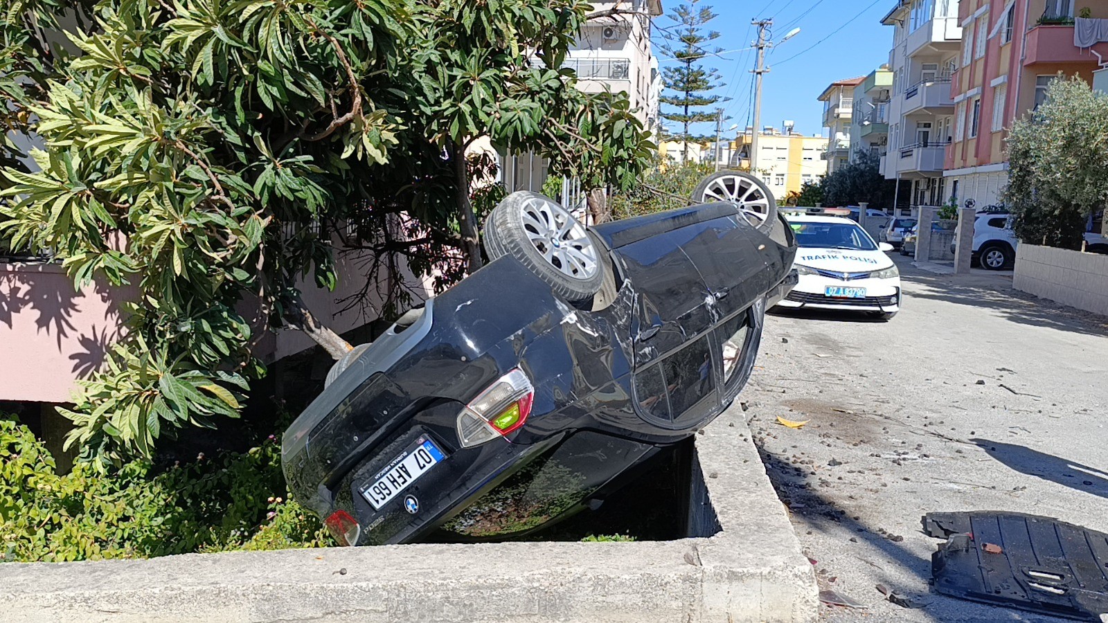 İstinat Duvarına Çarpan Araç Bahçede Ters Döndü (4)