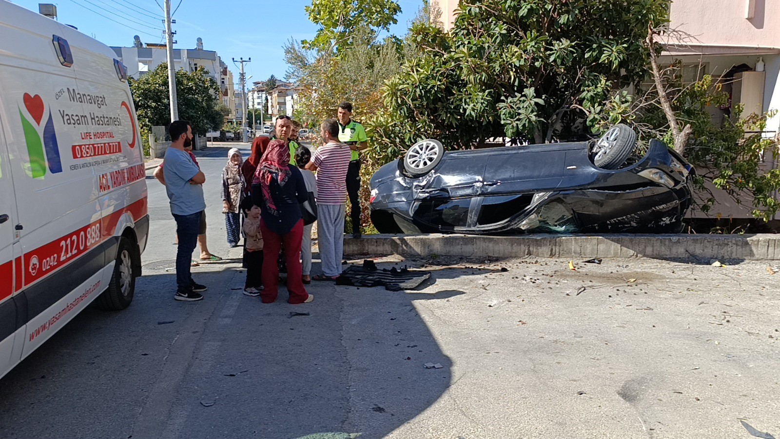 İstinat Duvarına Çarpan Araç Bahçede Ters Döndü (5)