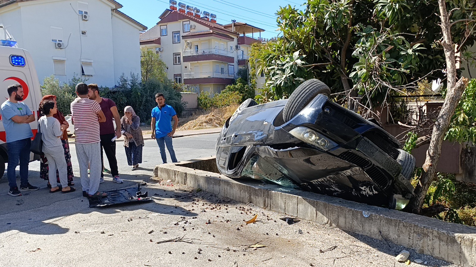 İstinat Duvarına Çarpan Araç Bahçede Ters Döndü