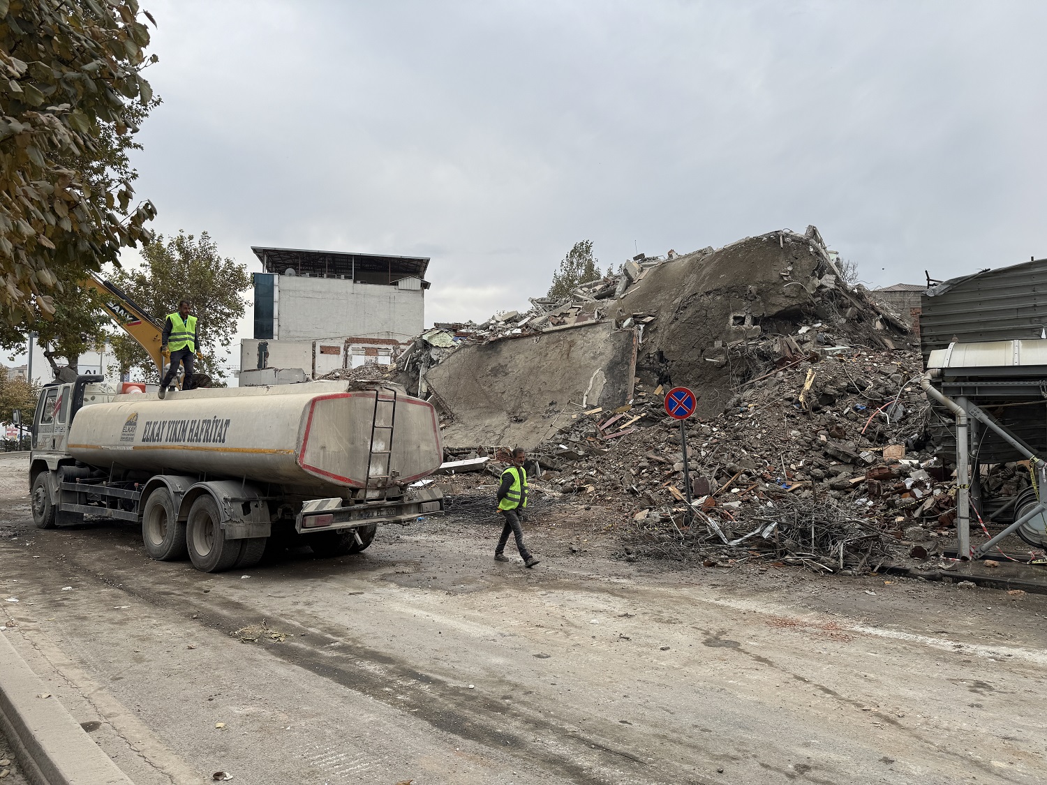 Kahramanmaraş'ta Ağır Hasarlı Binaların Yıkılıyor (7)