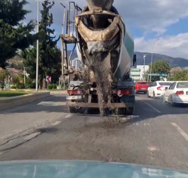 Kahramanmaraş'ta Beton Mikserinin Yola Harç Dökmesi Tepki Çekti