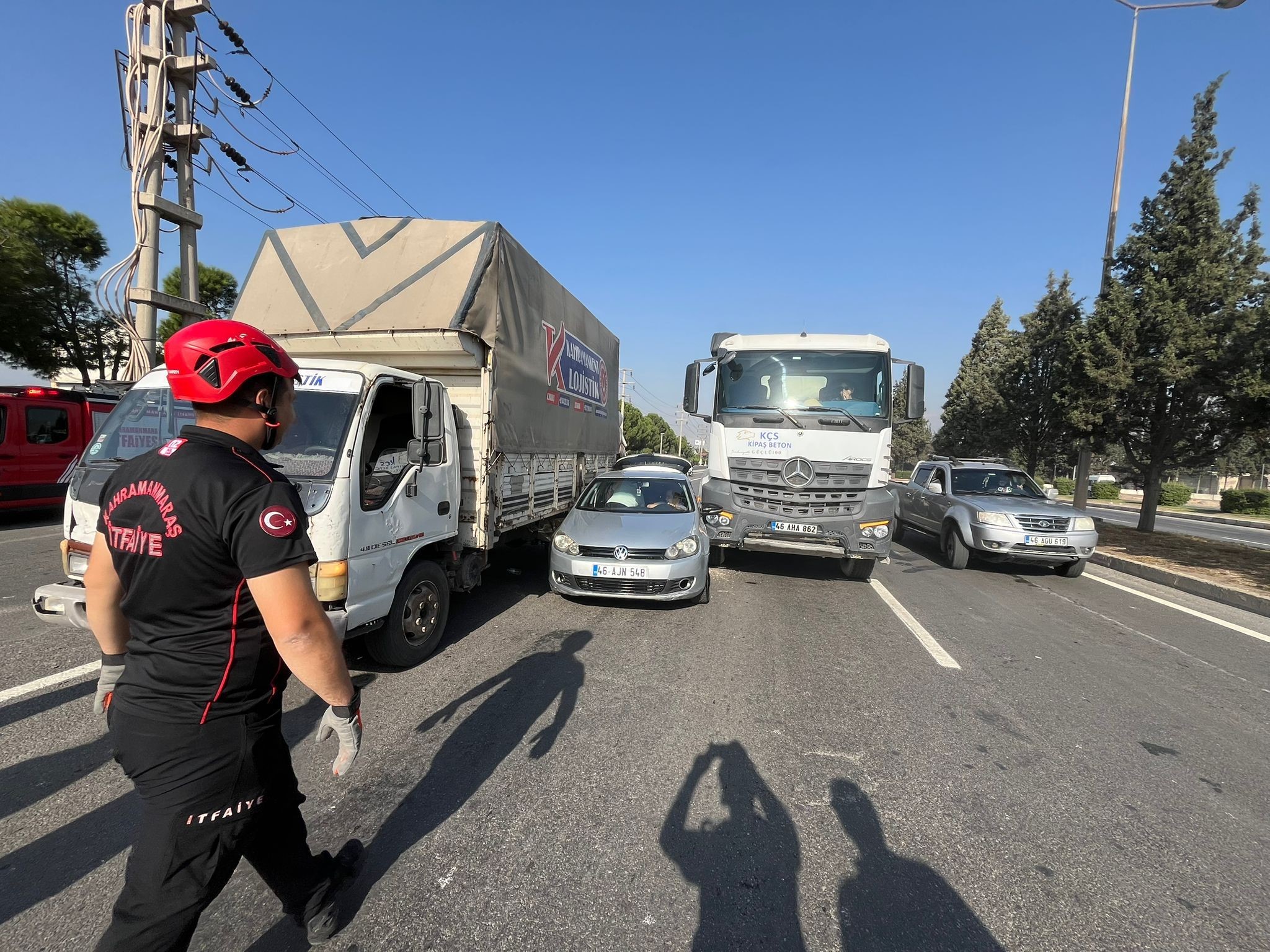 Kahramanmaraş'ta Otomobil Kamyon Ve İş Makinası Arasında Sıkıştı!