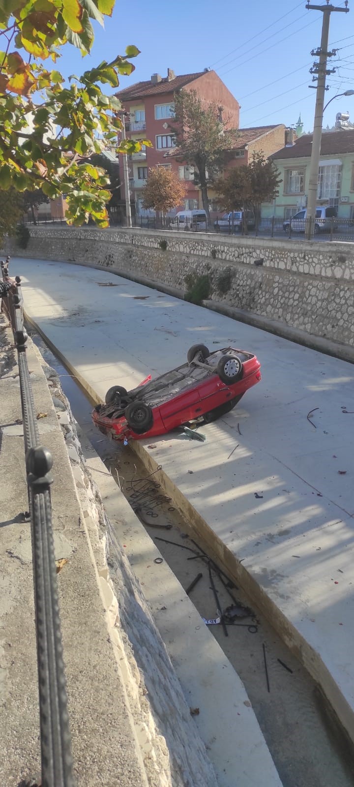 Kontrolden Çıkan Otomobil Çaya Uçtu Sürücü Şansla Kurtuldu (3)