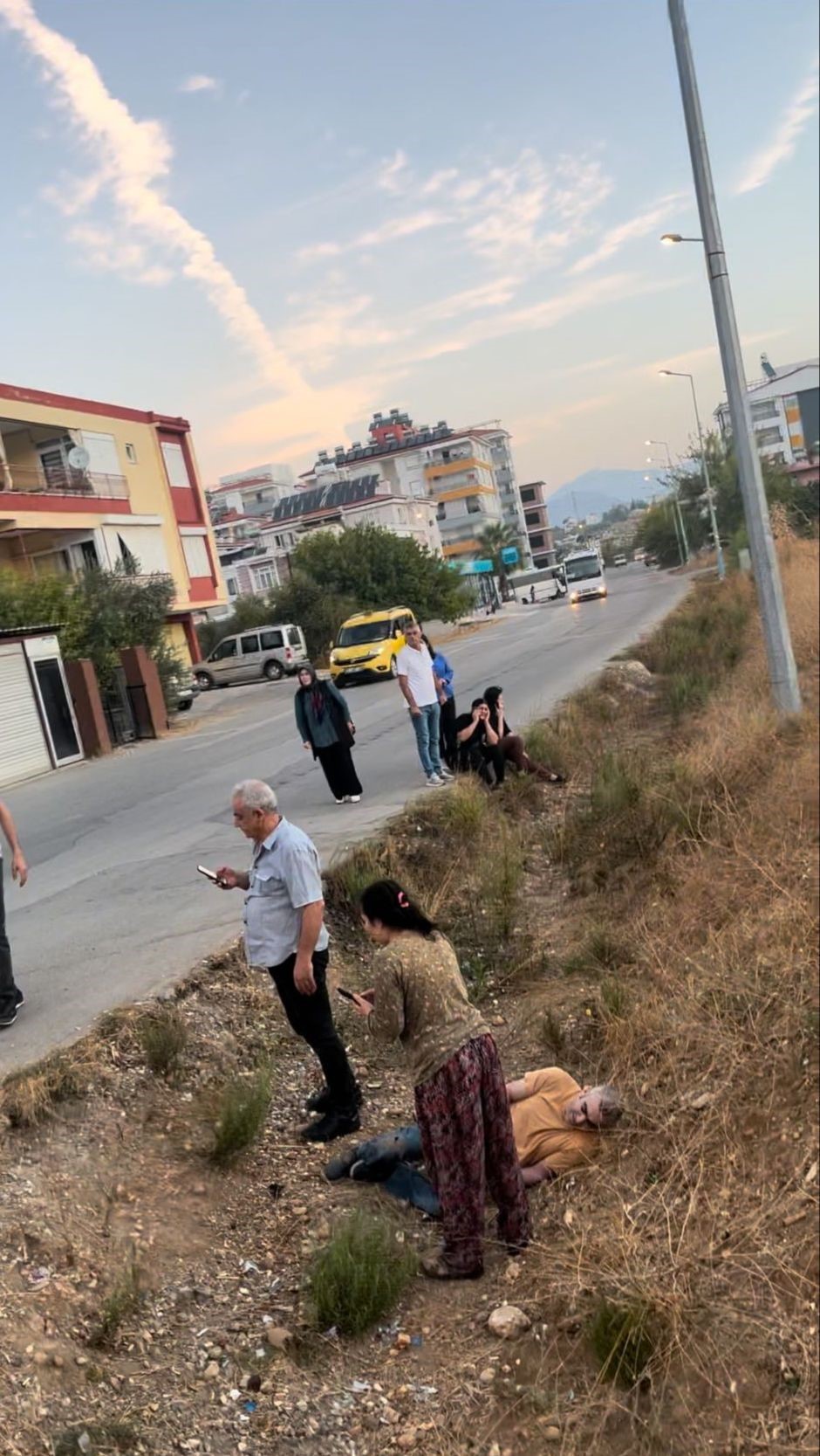 Maskeli Saldırganlar Servis Bekleyenlere Ateş Açtı (2)