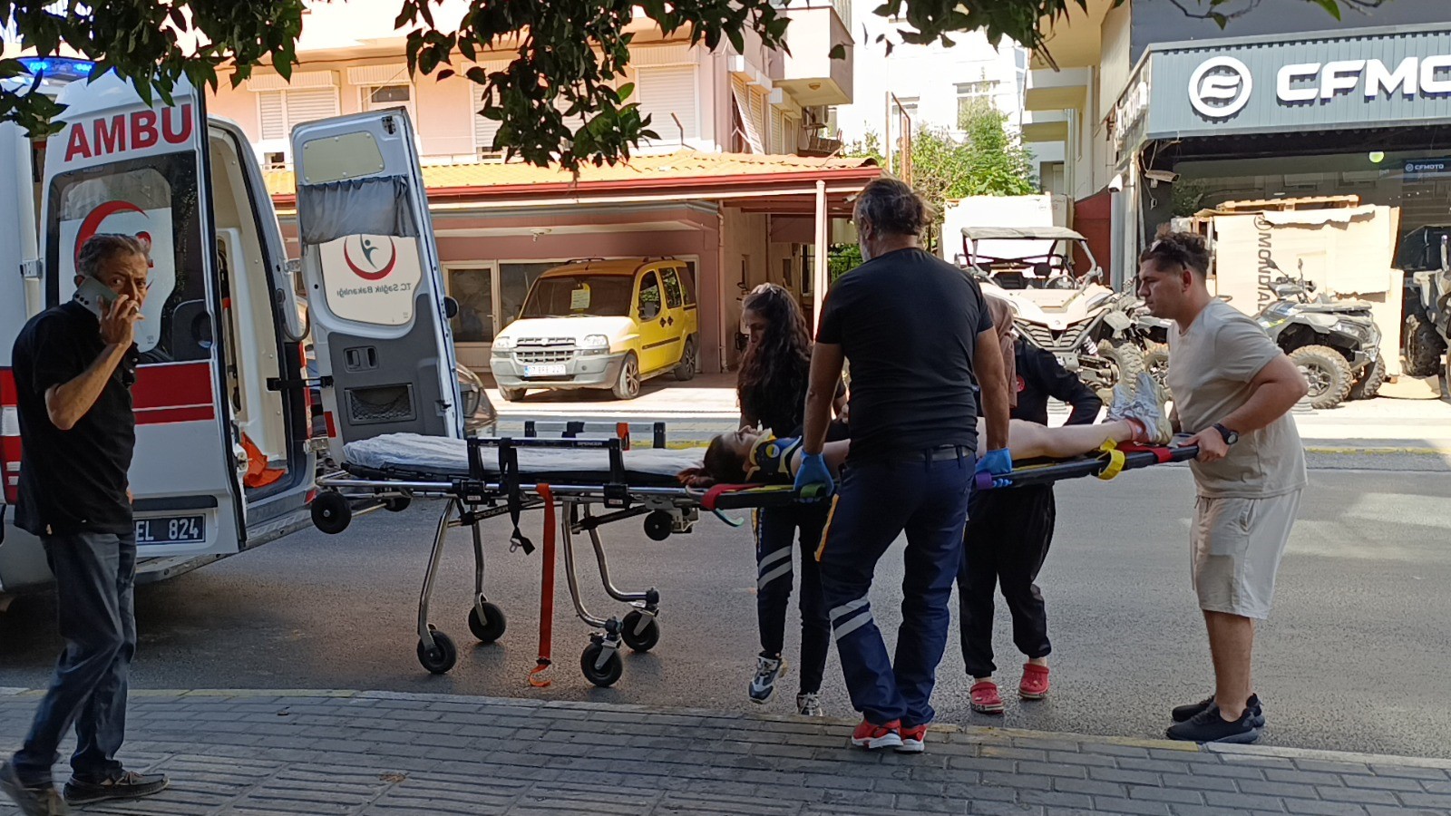 Motosiklet Kaldırıma Çarparak Devrildi