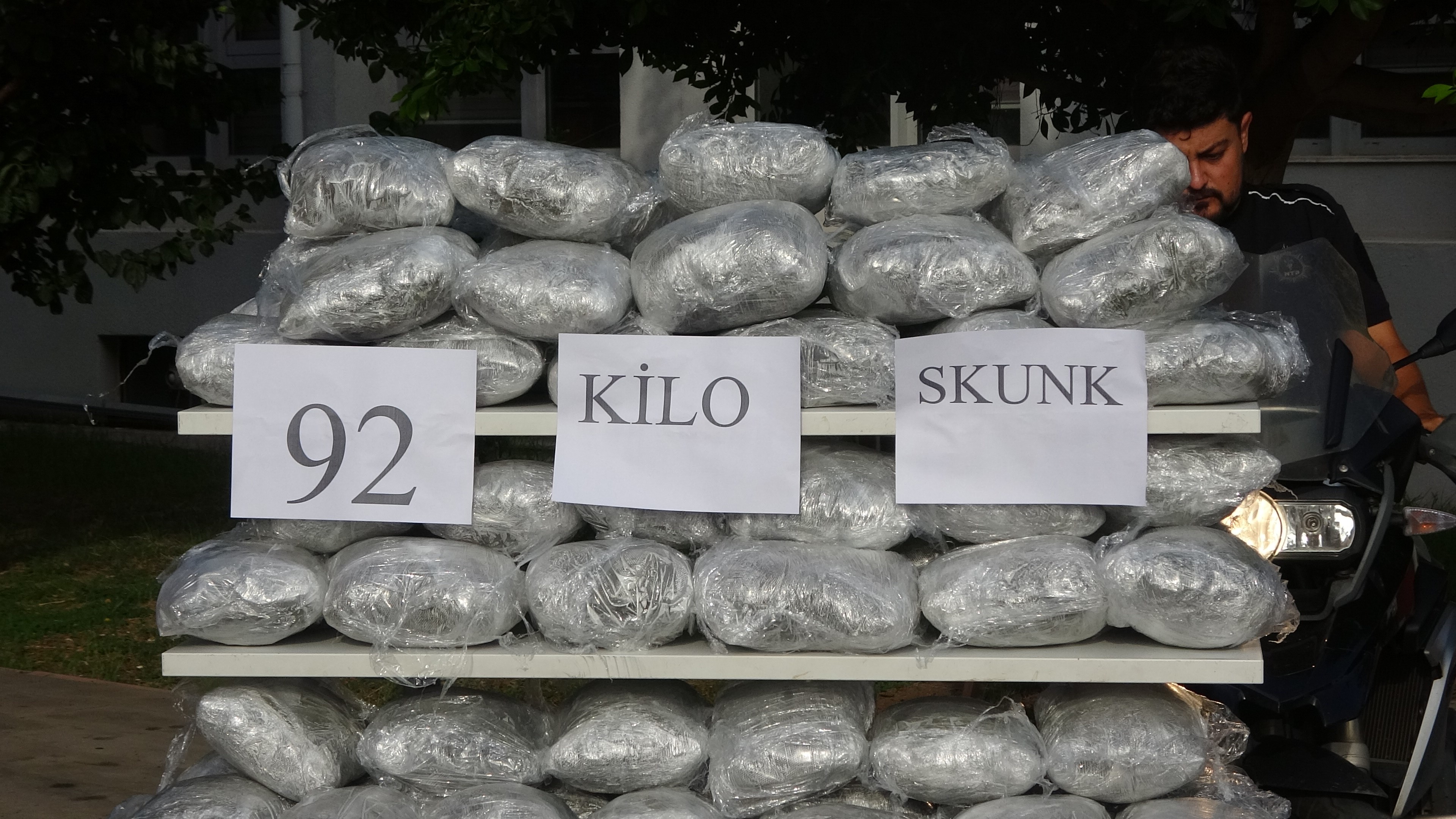 Narkotik Polisinden Büyük Darbe 105 Kilo Eroin Ve 92 Kilo Skunk Ele Geçirildi (3)