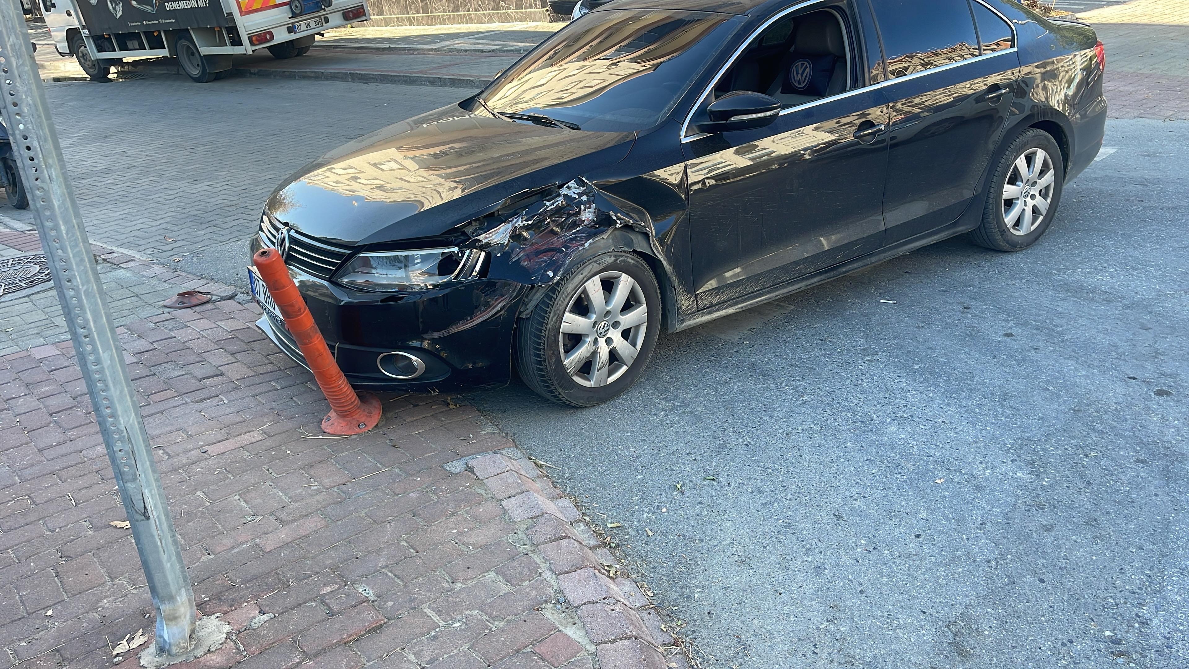 Ortada Kaza Otomobil Akülü Motosiklete Çarptı, 2 Yaralı (2)