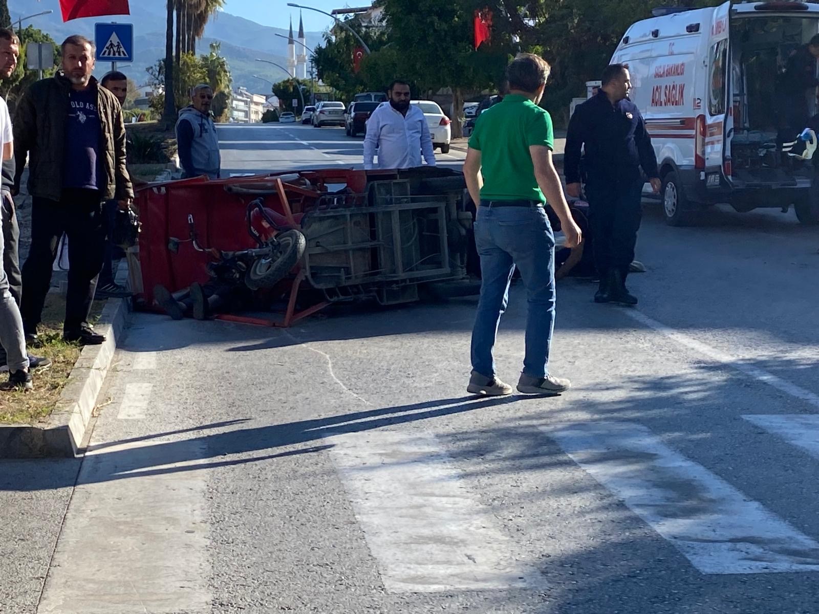 Ortada Kaza Otomobil Akülü Motosiklete Çarptı, 2 Yaralı (3)