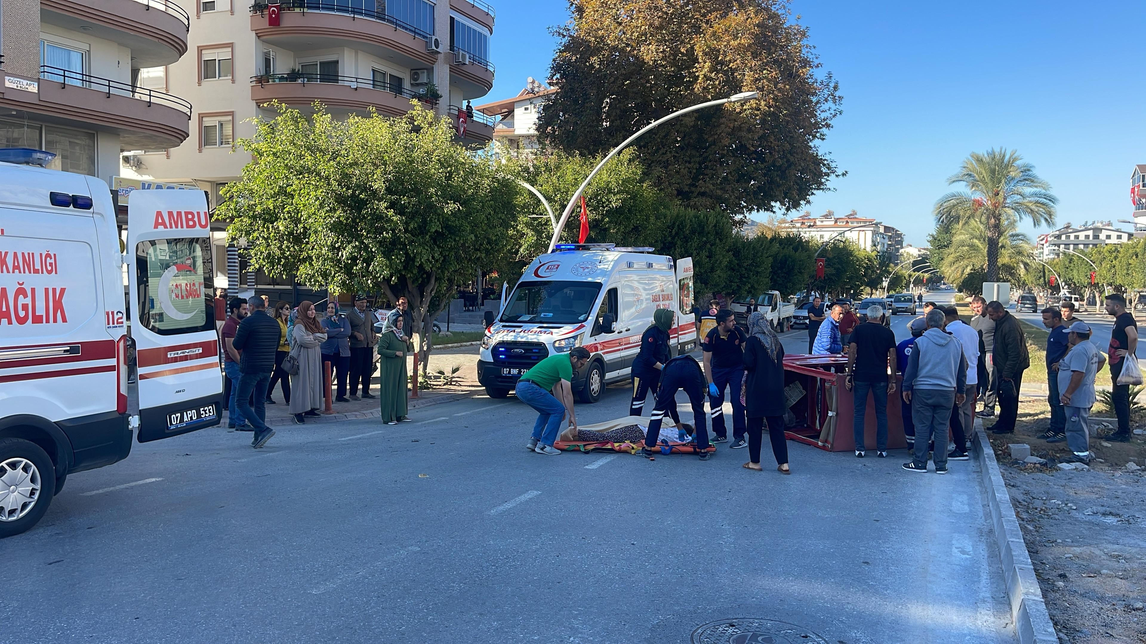 Ortada Kaza Otomobil Akülü Motosiklete Çarptı, 2 Yaralı