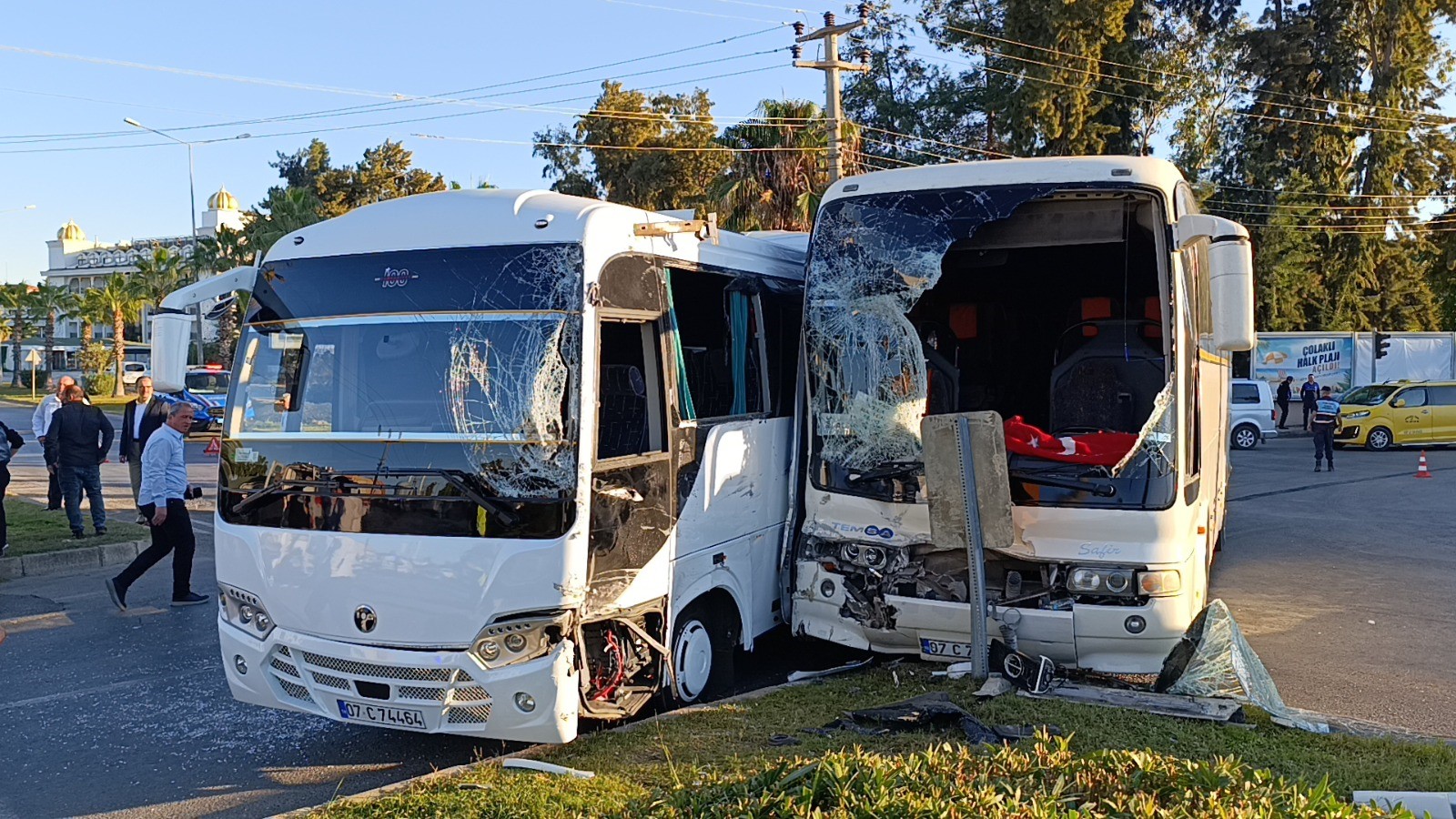 Otel Çalışanlarını Taşıyan Servis Araçları Çarpıştı 13 Yaralı