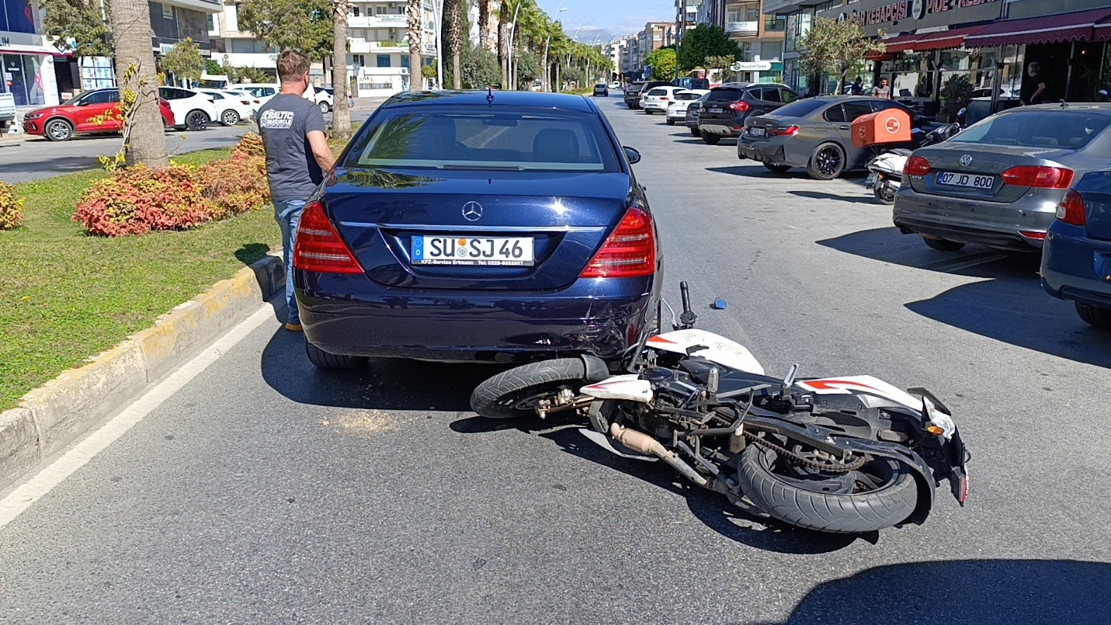 Otomobilin Altına Giren Motosiklet Kazasında 2 Yaralı (2)