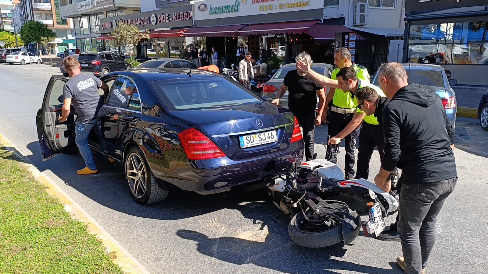 Otomobilin Altına Giren Motosiklet Kazasında 2 Yaralı