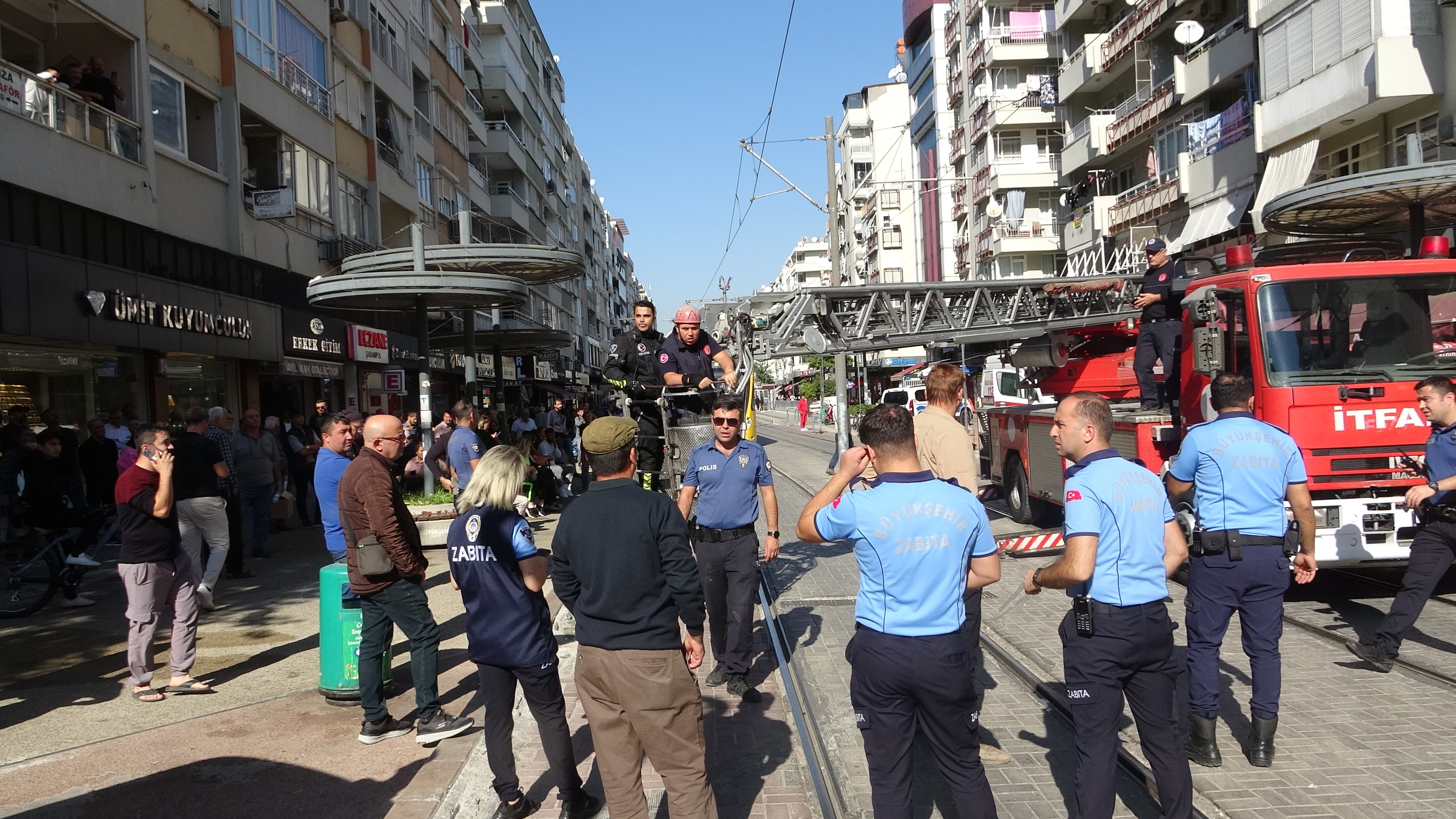 Pencereden Sarkan Genç, Ekipleri Alarm Durumuna Geçirdi (5)