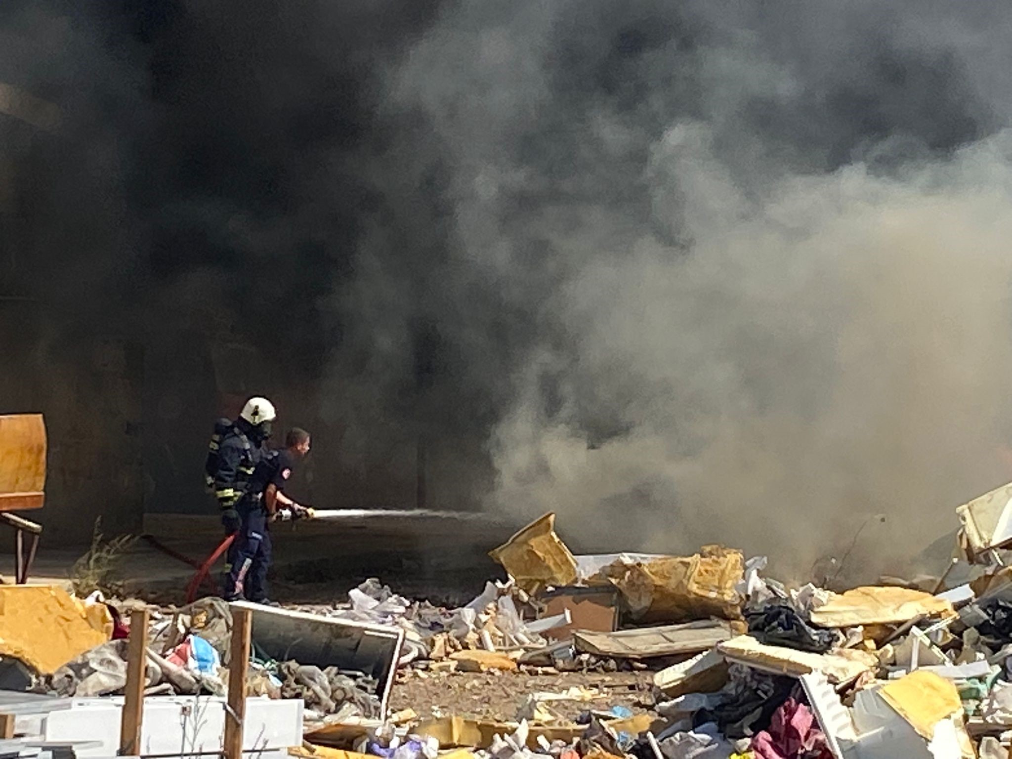 Sanayide Çıkan Yangında Gökyüzünü Siyah Dumanlar Kapladı (5)