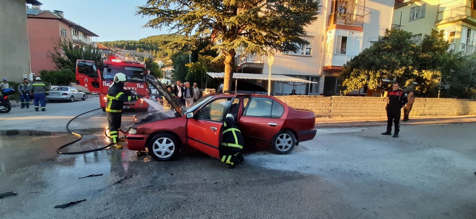 Seyir Halindeki Otomobil Alev Alev Yandı (3)