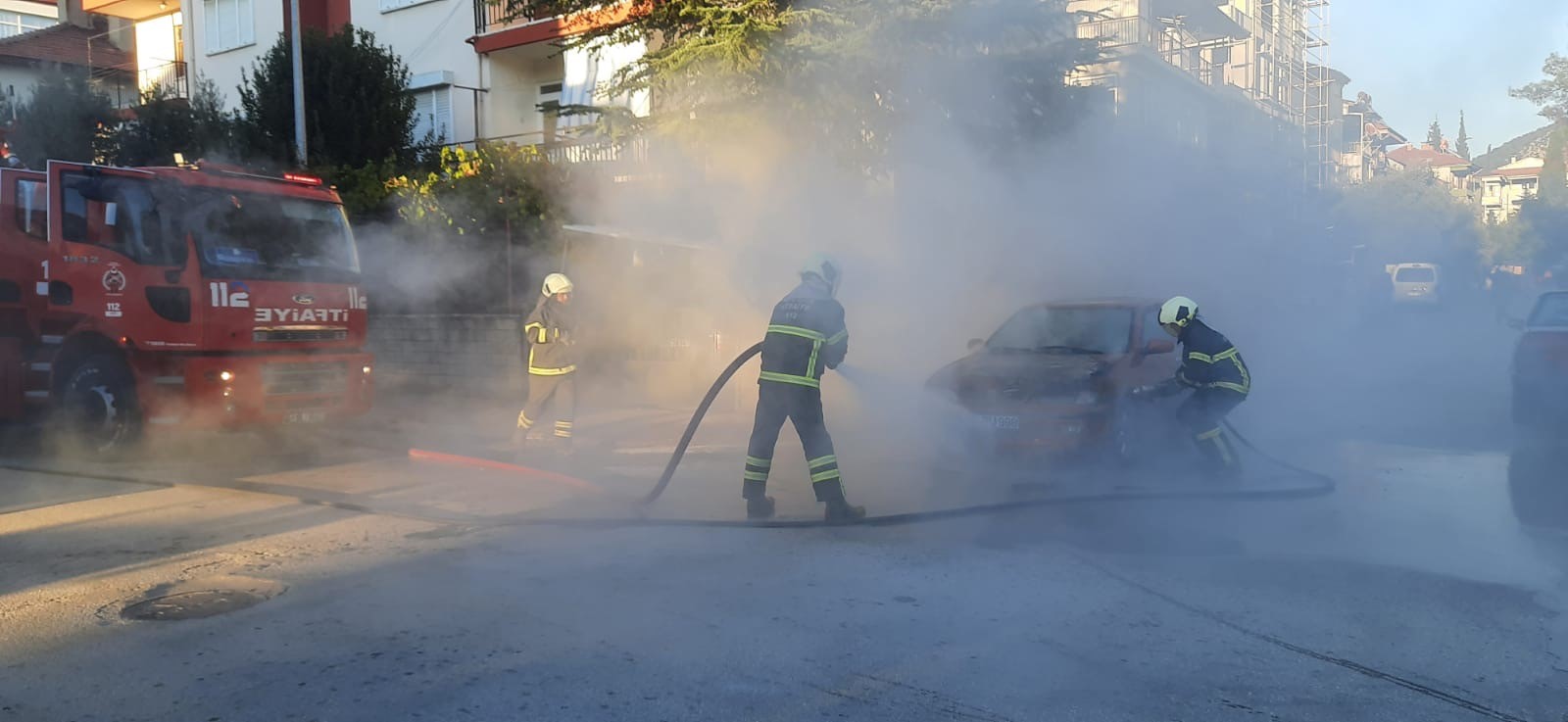 Seyir Halindeki Otomobil Alev Alev Yandı (4)