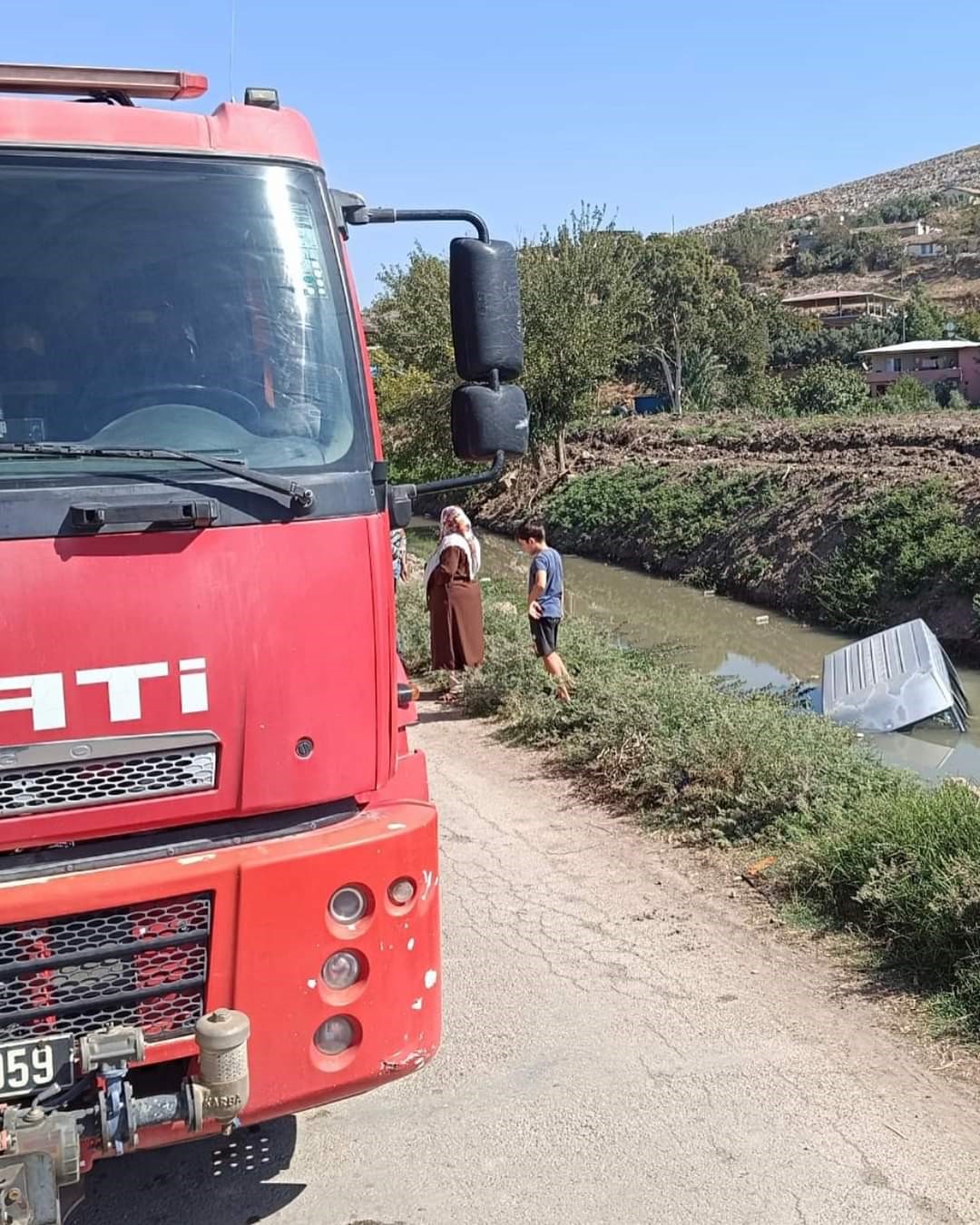 Su Kanalına Düşen Kamyonet Sürücüsü Yaralandı (2)