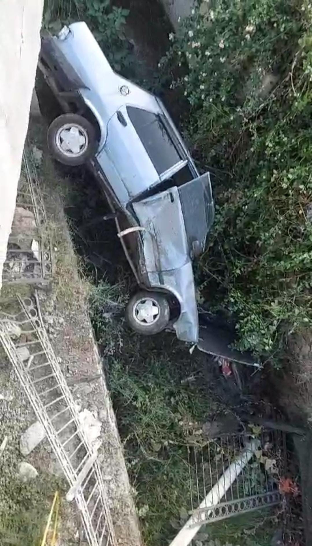 Su Kanalına Düşen Tofaş'ın Sürücüsü Yaralandı (2)