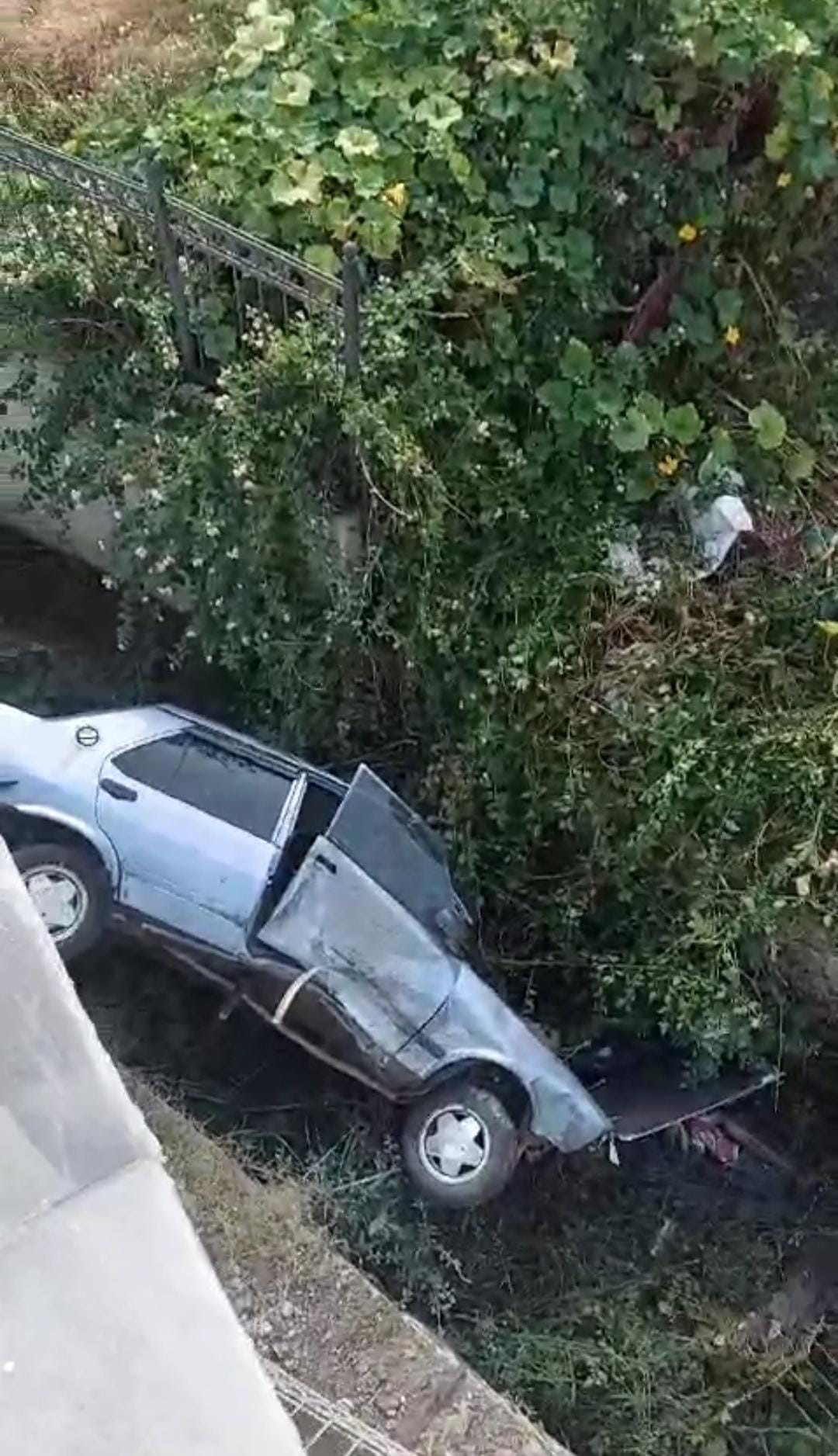 Su Kanalına Düşen Tofaş'ın Sürücüsü Yaralandı (4)