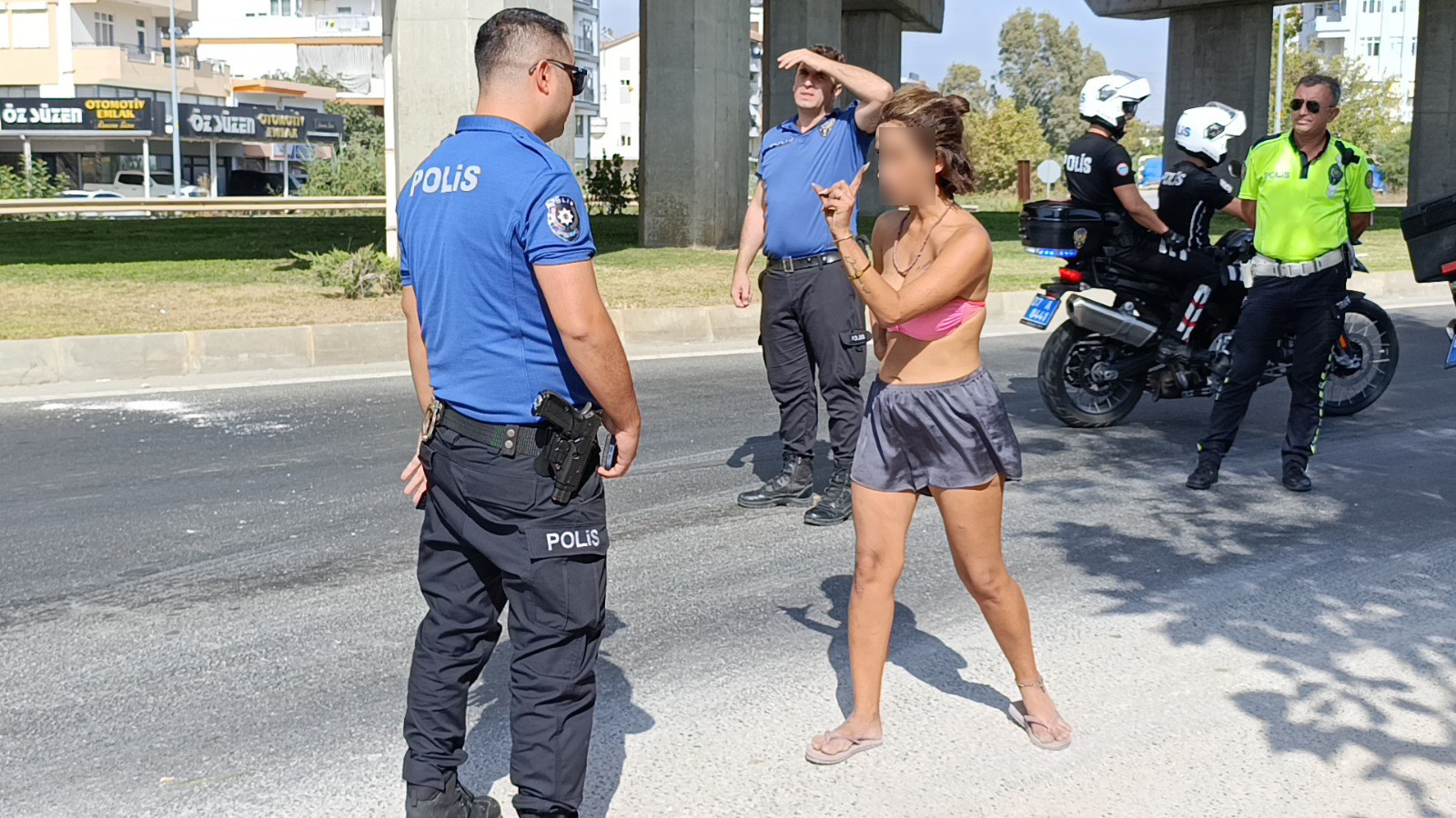 Trafikte Bikinili Genç Kadınla Polis Ekiplerinin Zorlu Anları (3)