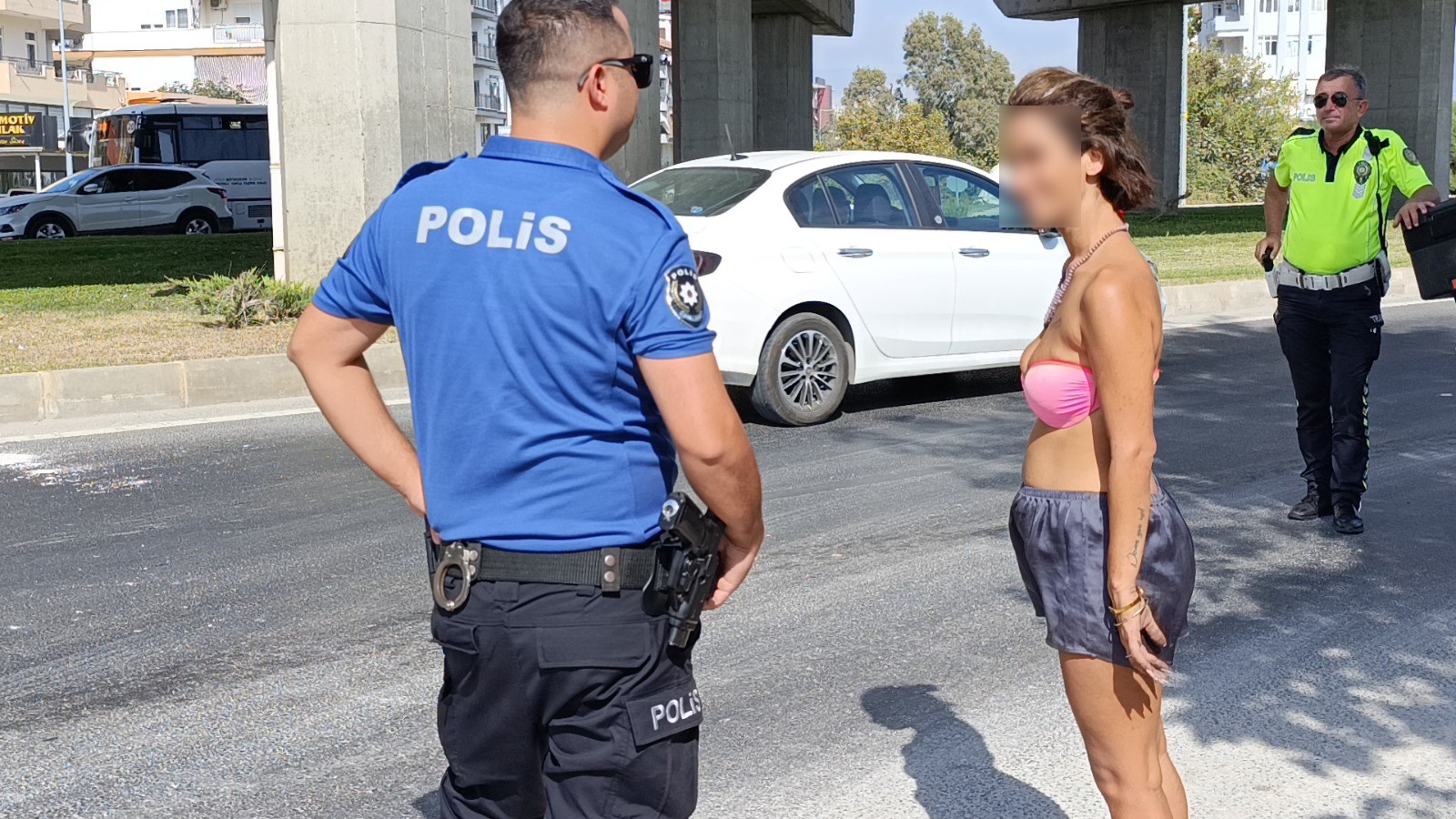 Trafikte Bikinili Genç Kadınla Polis Ekiplerinin Zorlu Anları