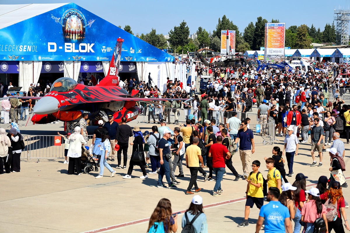 Yöresel Kıyafetleriyle Teknofest'te Ilgi Topluyorlar (5)