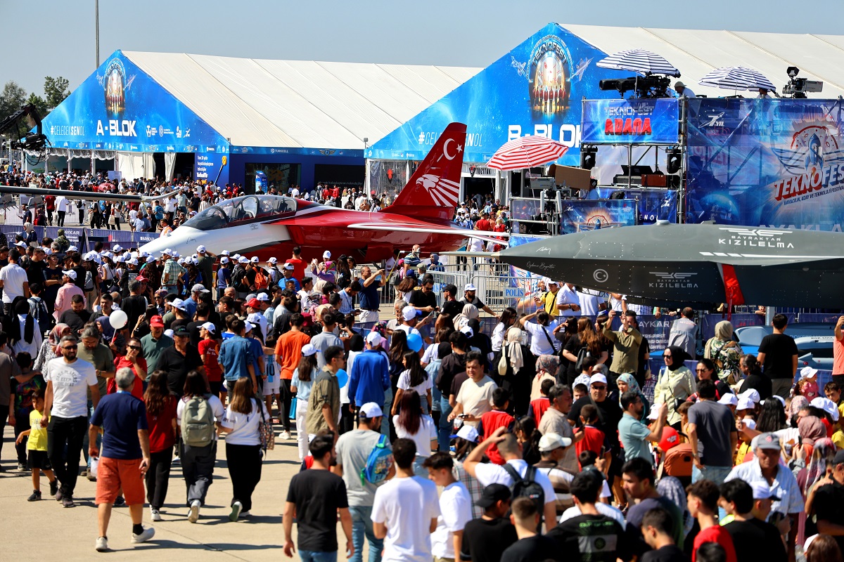 Yöresel Kıyafetleriyle Teknofest'te Ilgi Topluyorlar (6)