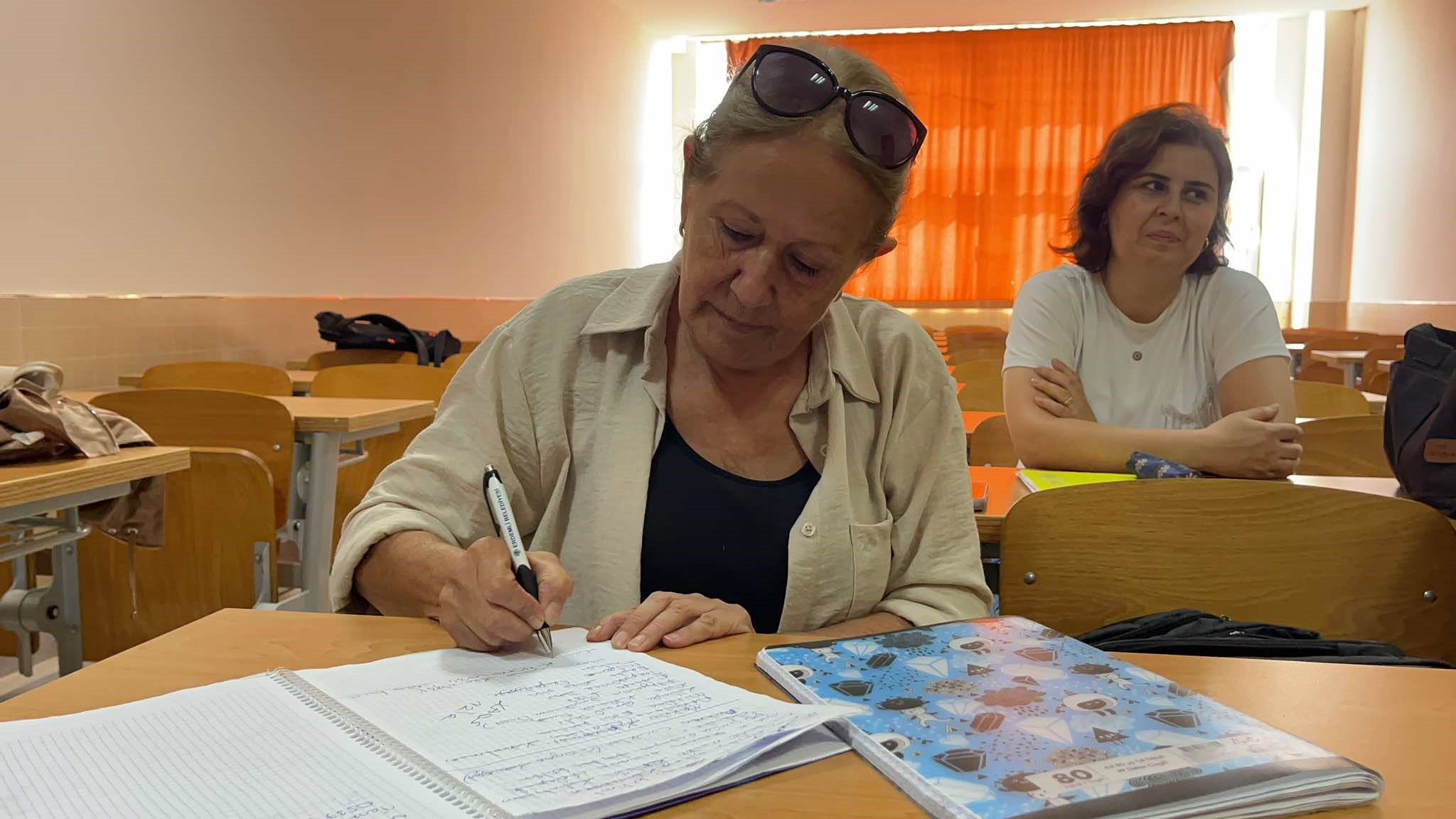 67 Yaşında Öğrenci Olan Kadın, Hayallerinin Peşinden Koşmayı Sürdürüyor