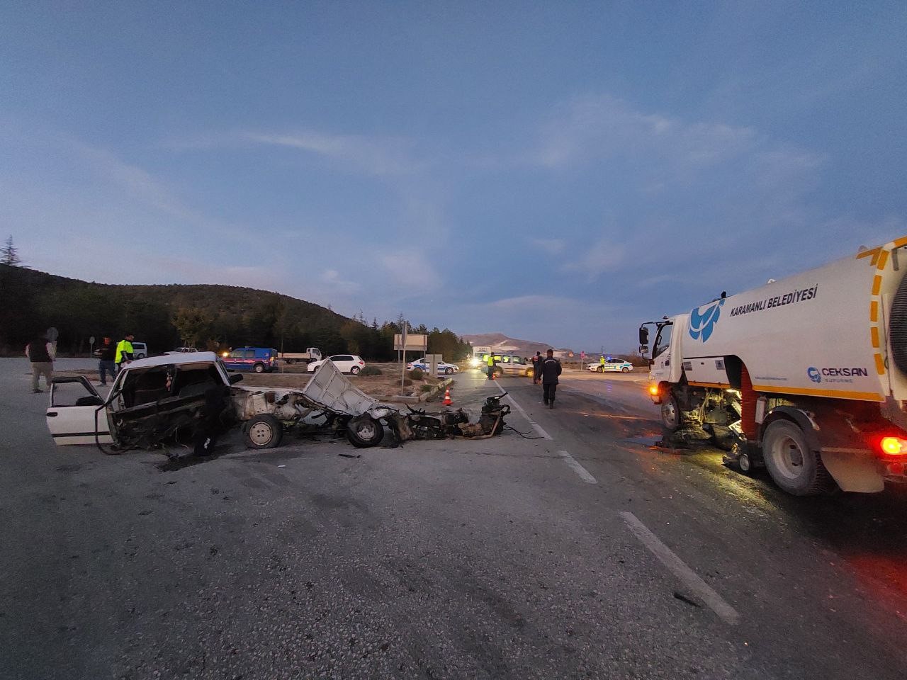 Feci Kaza 6 Kişi Yaralandı, Tofaş Otomobil Ikiye Bölündü-1