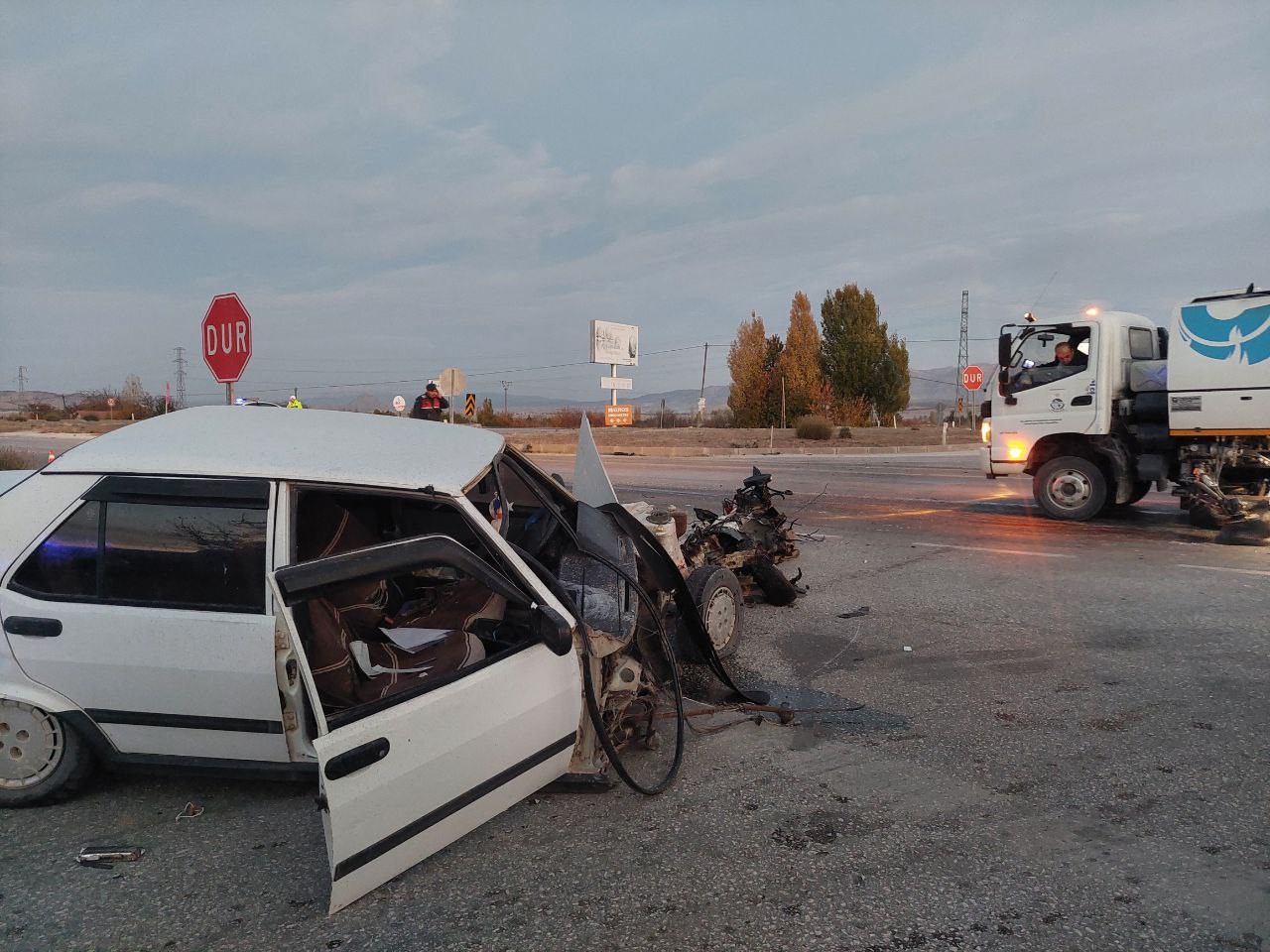 Feci Kaza 6 Kişi Yaralandı, Tofaş Otomobil Ikiye Bölündü (2)