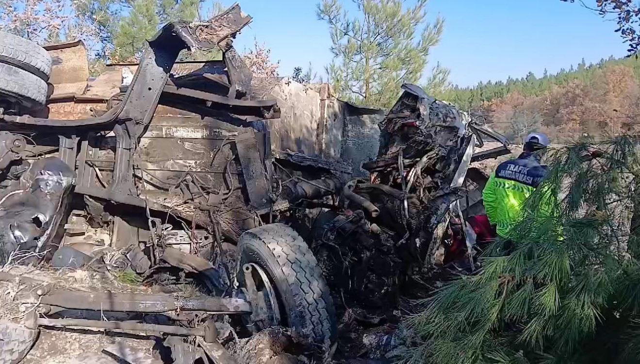 Freni Patlayan Kamyon Şarampole Yuvarlandı (2)