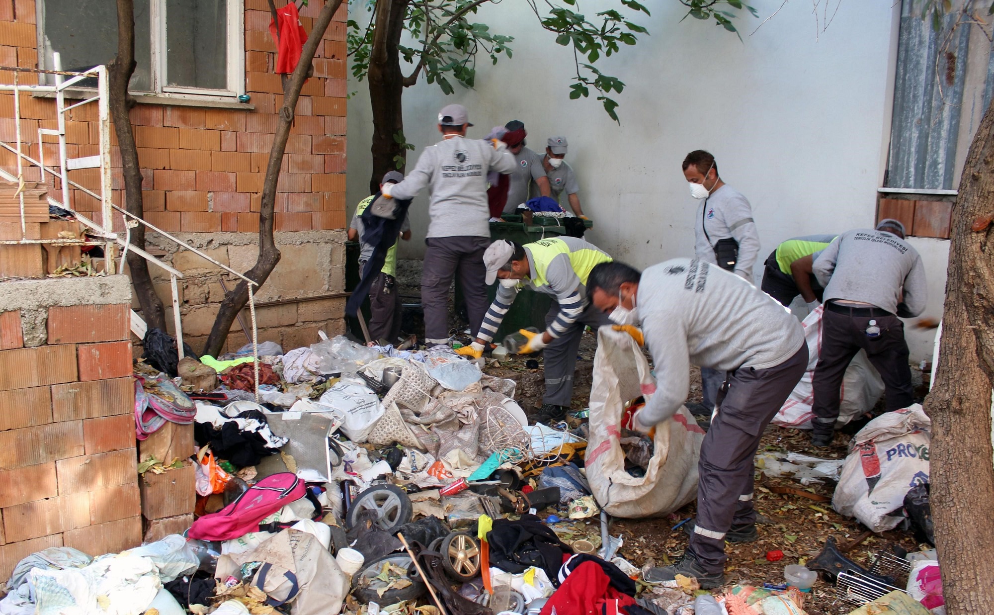 İçerisi Çöple Dolu Ev Temizlendi Üç Kamyon Çöp Çıkarıldı (3)