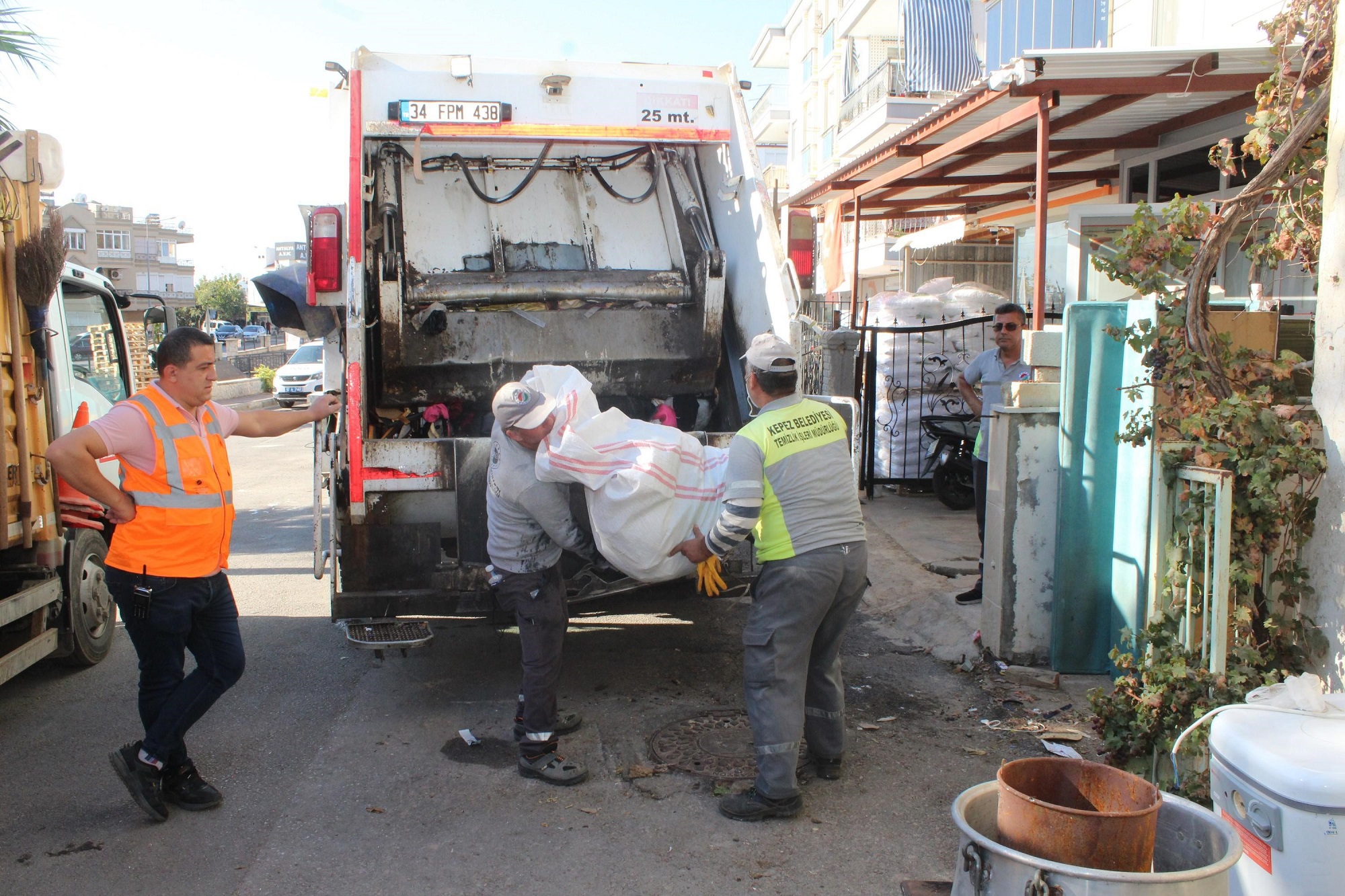 İçerisi Çöple Dolu Ev Temizlendi Üç Kamyon Çöp Çıkarıldı (4)