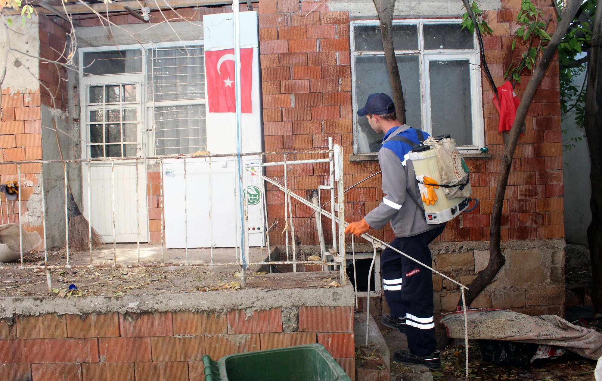 İçerisi Çöple Dolu Ev Temizlendi Üç Kamyon Çöp Çıkarıldı (5)