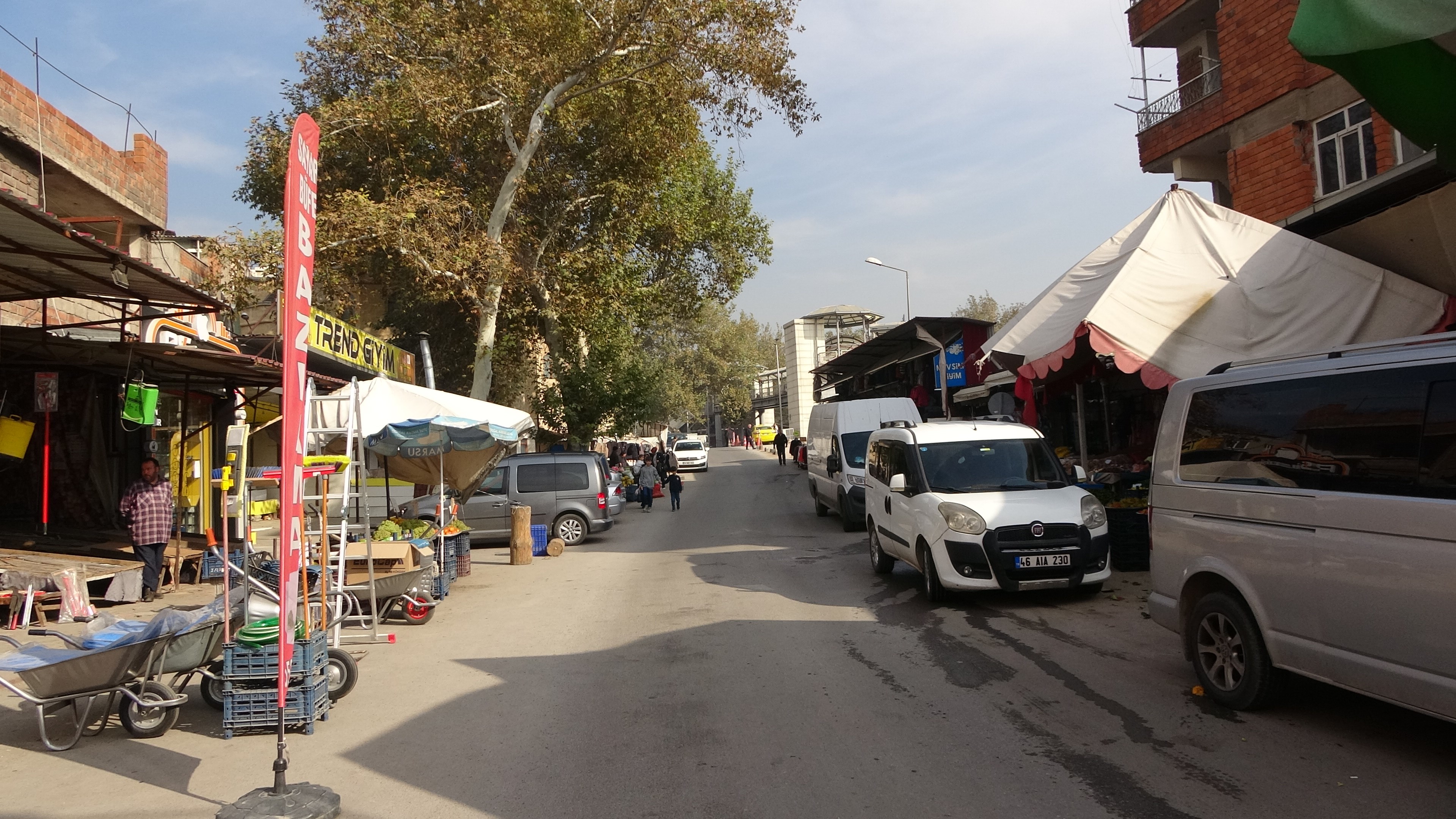 Kahramanmaraş Dere Pazarı'nda Büyük İndirim Esnaf Stoklarını Eritiyor (3)