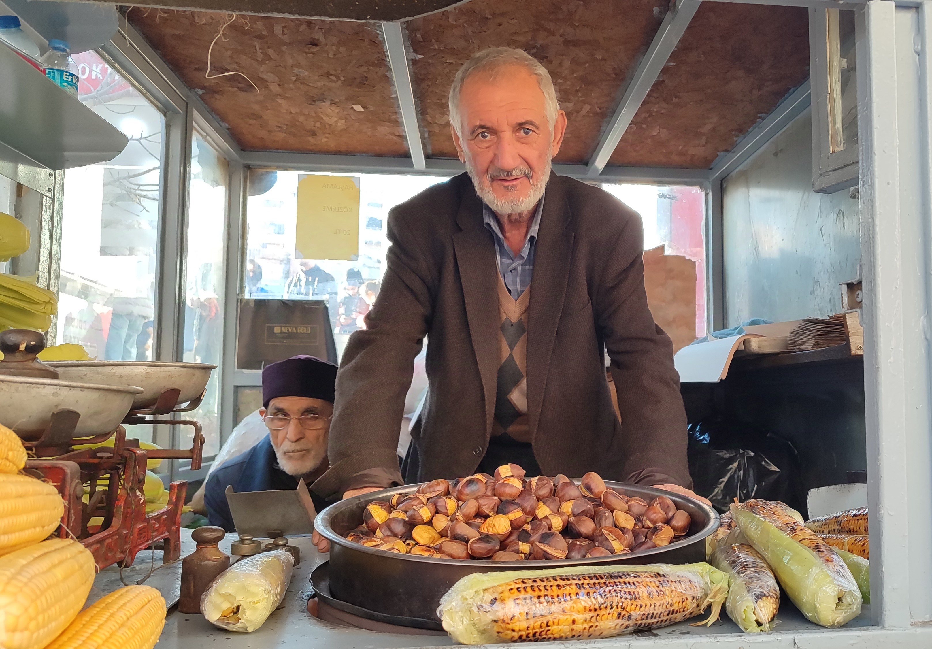 Kahramanmaraş'ta 50 Yıldır Mısır Ve Kestane Satarak Çocuklarını Okuttu (1)