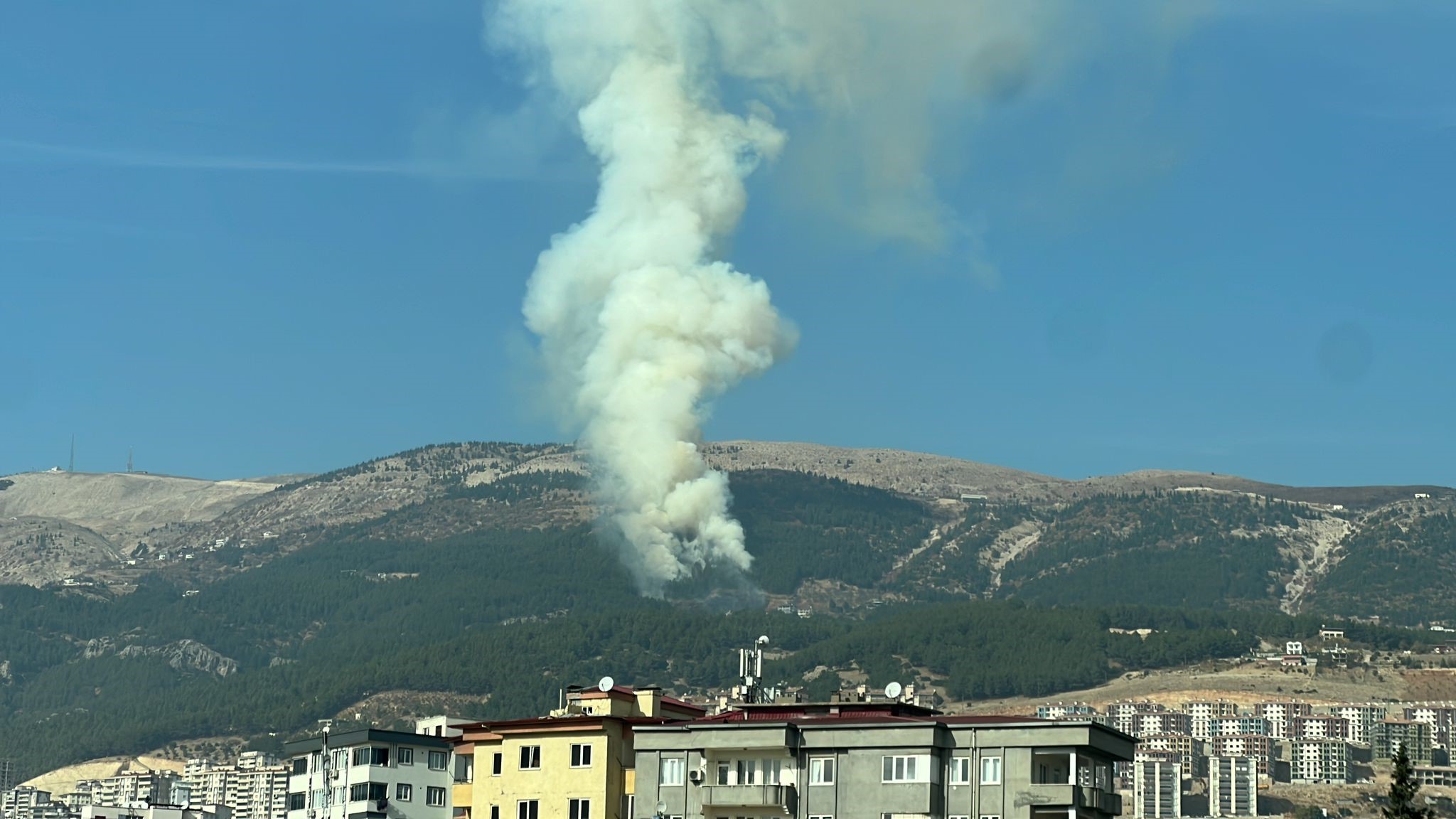 Kahramanmaraş'ta Orman Yangını Ekipler Müdahale Ediyor (2)