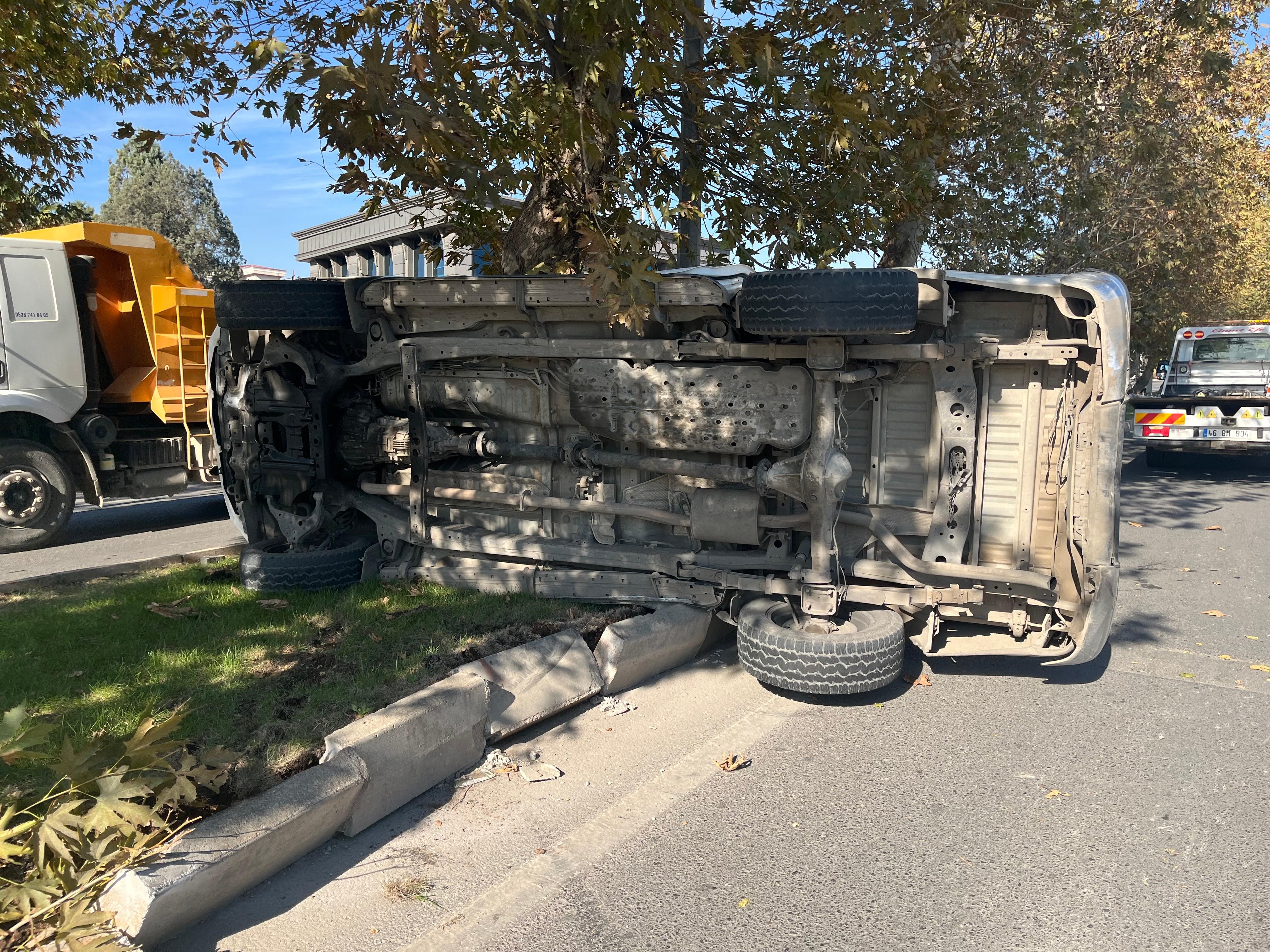 Kahramanmaraş'ta Otomobil Refüje Çarptı 5 Yaralı (3)